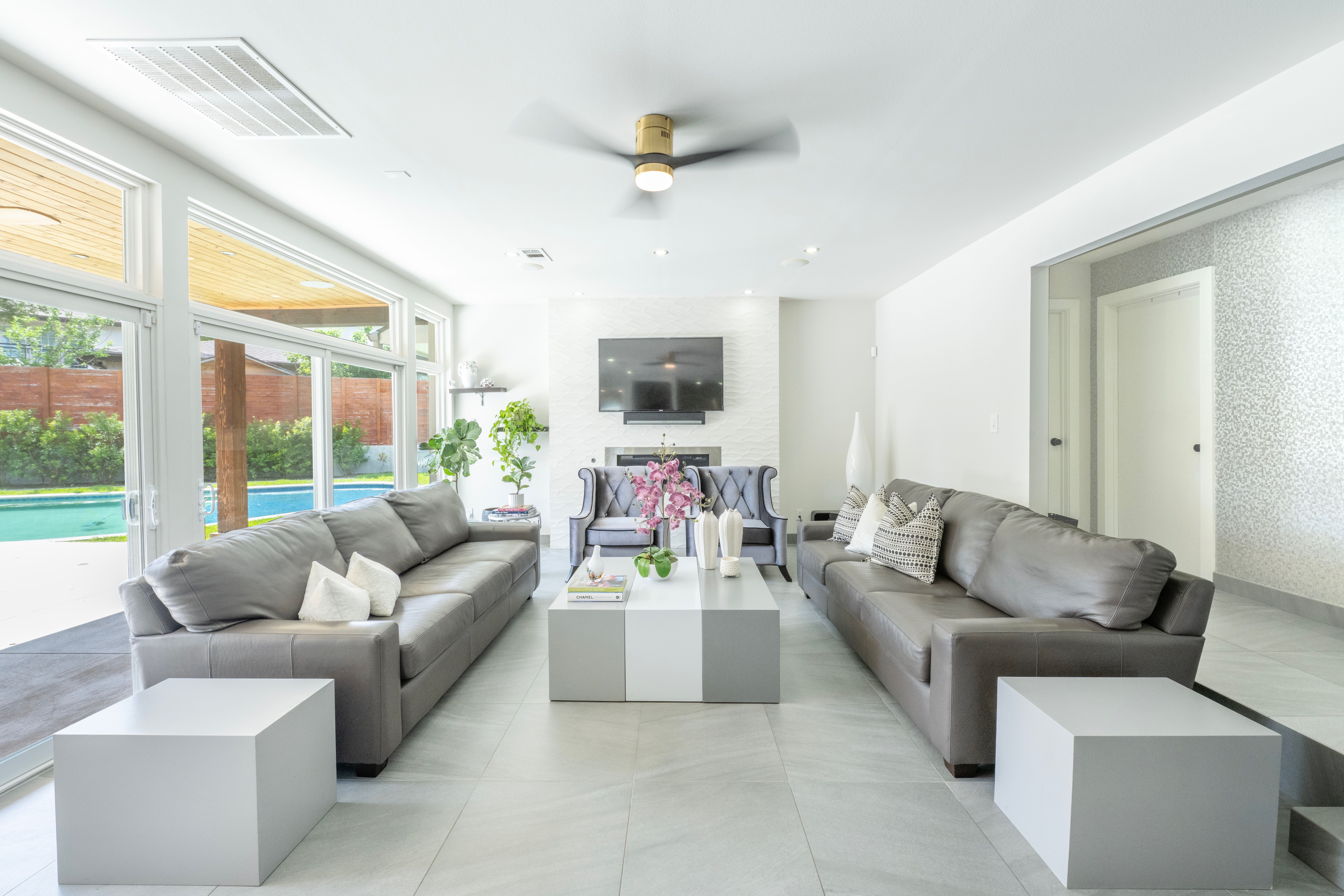  Desirable Corner Lot Home with Back Yard Oasis - 物件實景