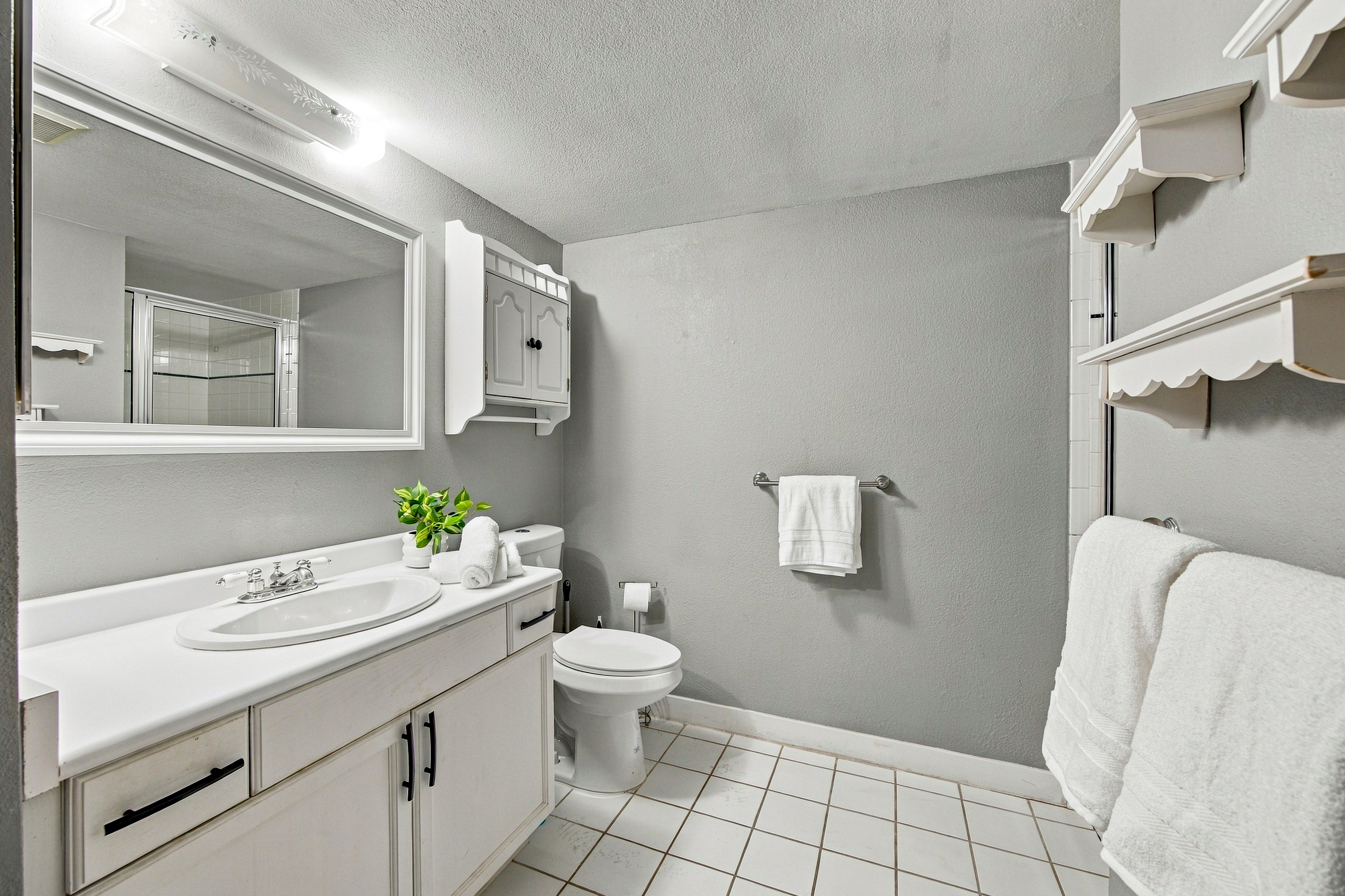  Rare River Side Ground Floor Location Overlooking the Eagle River - 物件實景