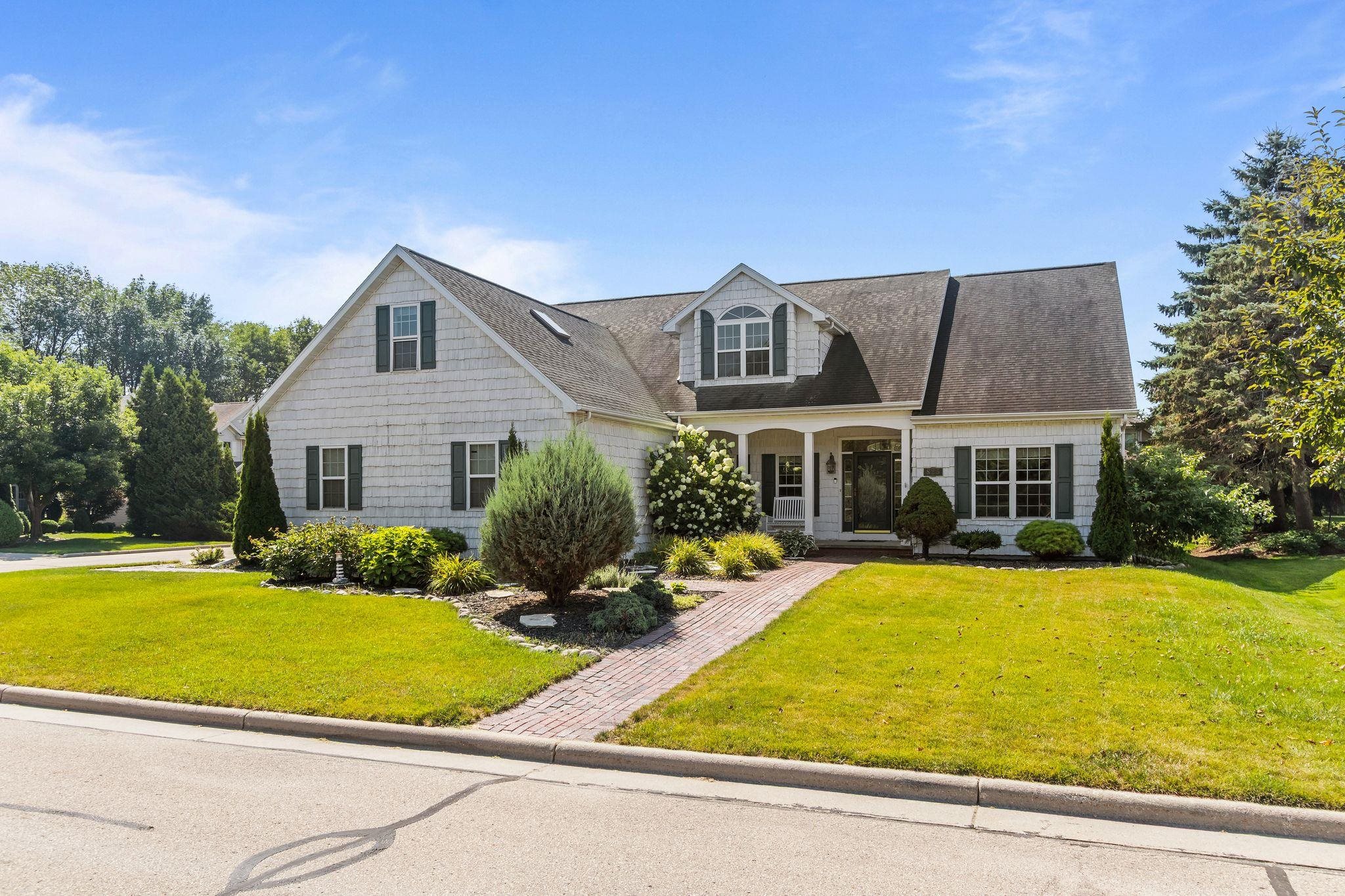 NEENAH, Wisconsin, 54956, United States, 4 Bedrooms Bedrooms, ,4 BathroomsBathrooms,Residential,For Sale,1955274