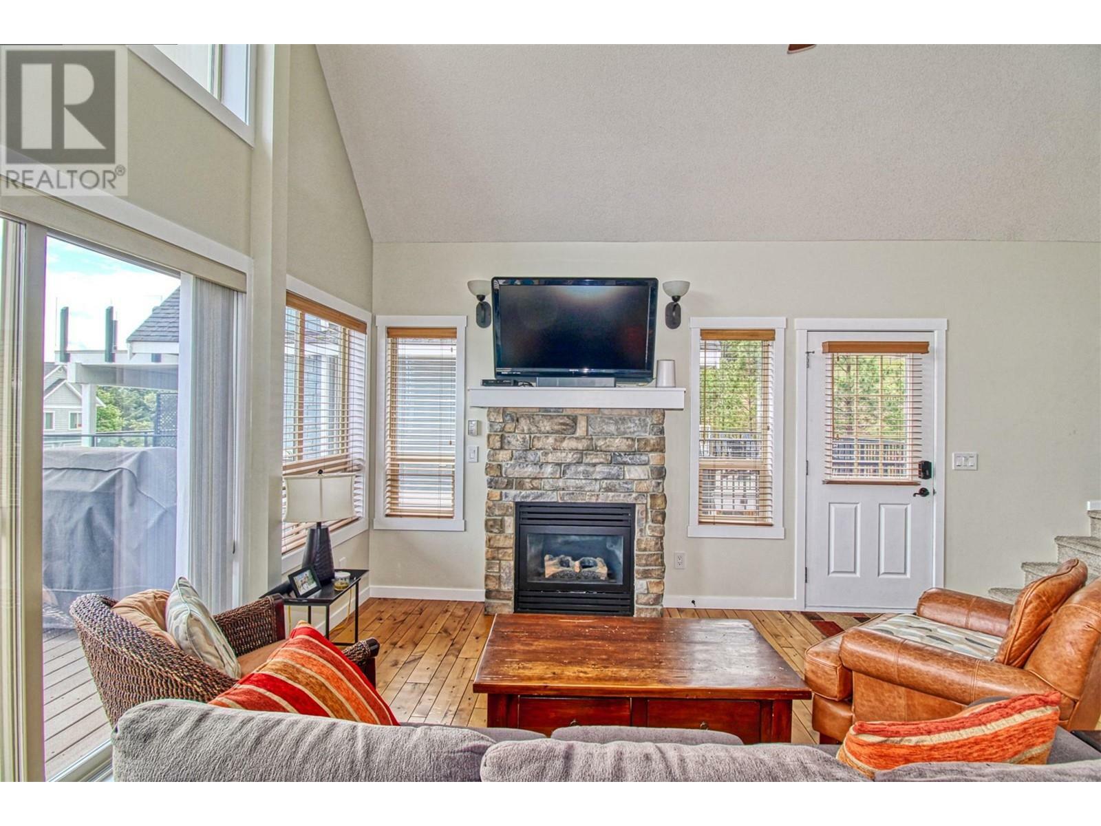 KELOWNA, British Columbia, V1Z 3R8, CA, 3 Bedrooms Bedrooms, ,3 BathroomsBathrooms,Residential,For Sale,1839050