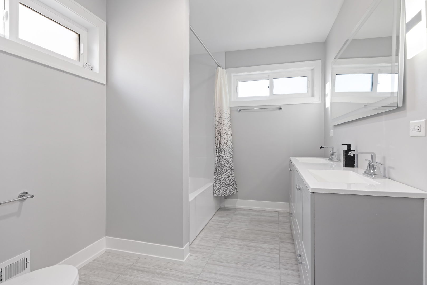 Chicago, Illinois, 60623, United States, 6 Bedrooms Bedrooms, ,Residential,For Sale,1958616