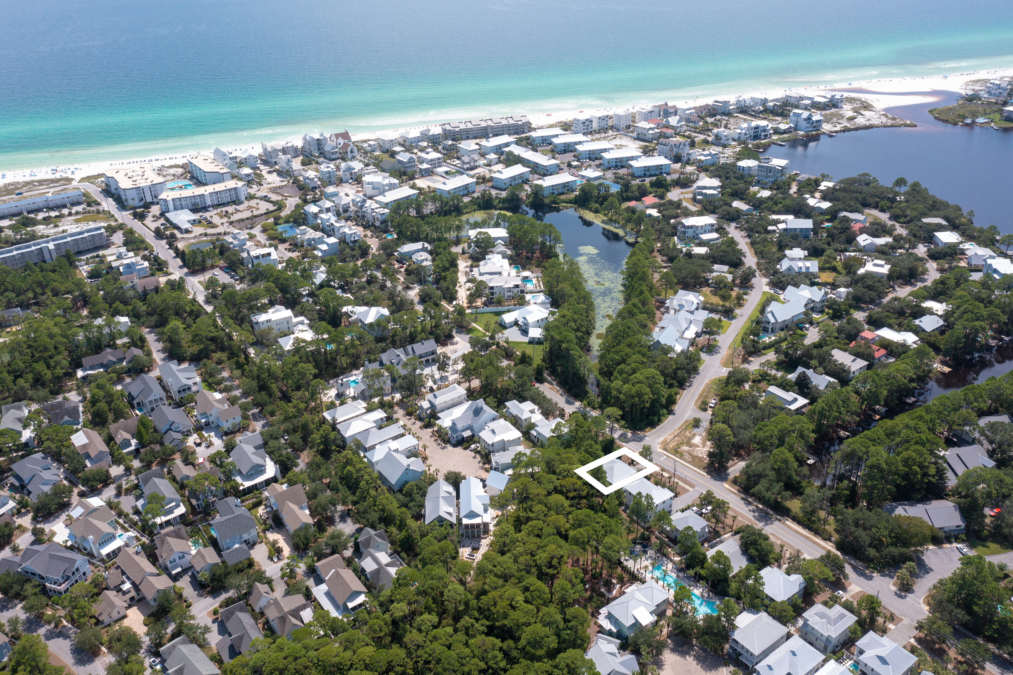  Turnkey Coastal Luxury Across From Eastern Lake And Steps To The Gulf - 物件實景