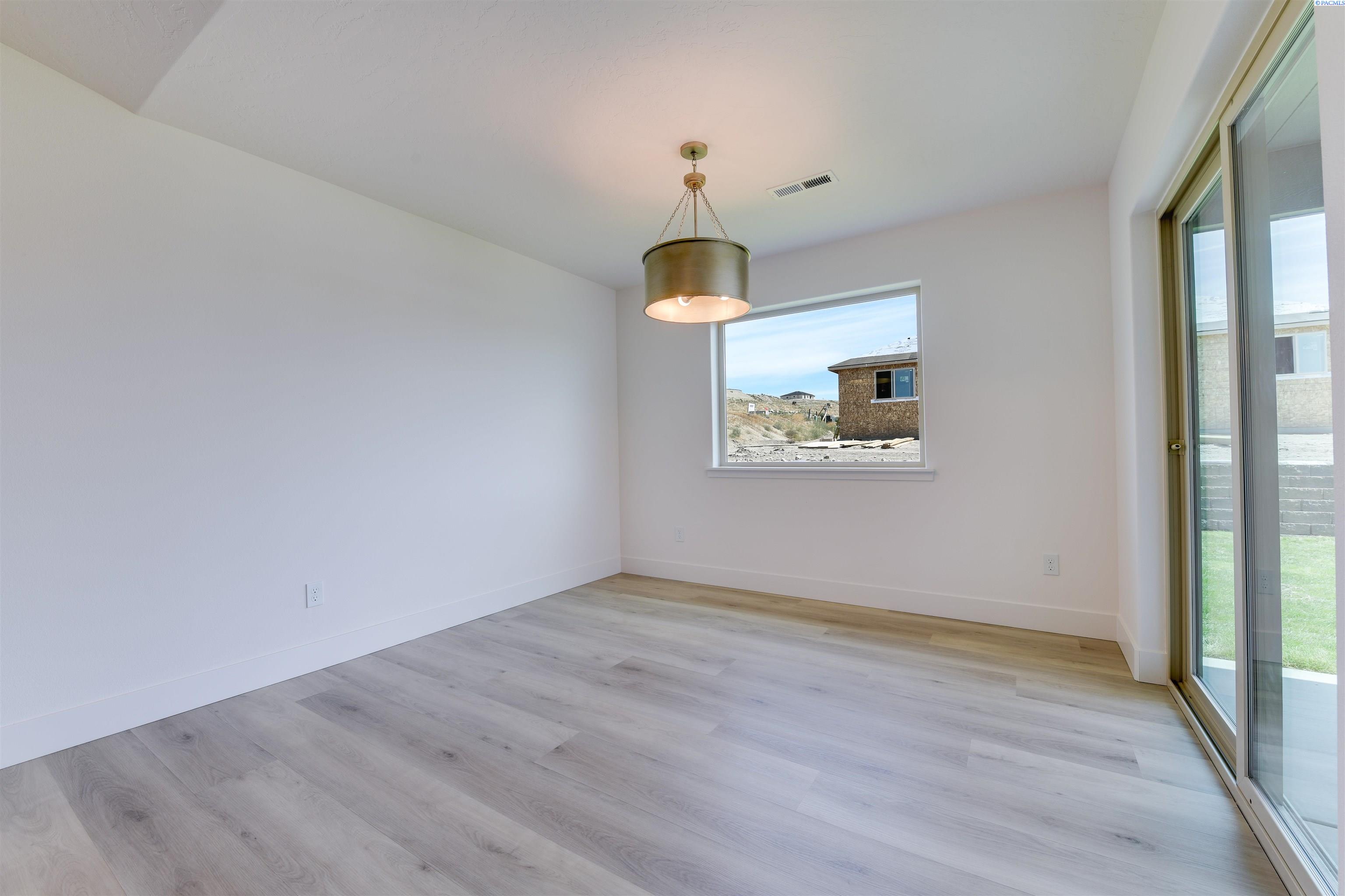 Kennewick, Washington, 99338, United States, 3 Bedrooms Bedrooms, ,1 BathroomBathrooms,Residential,For Sale,1901693