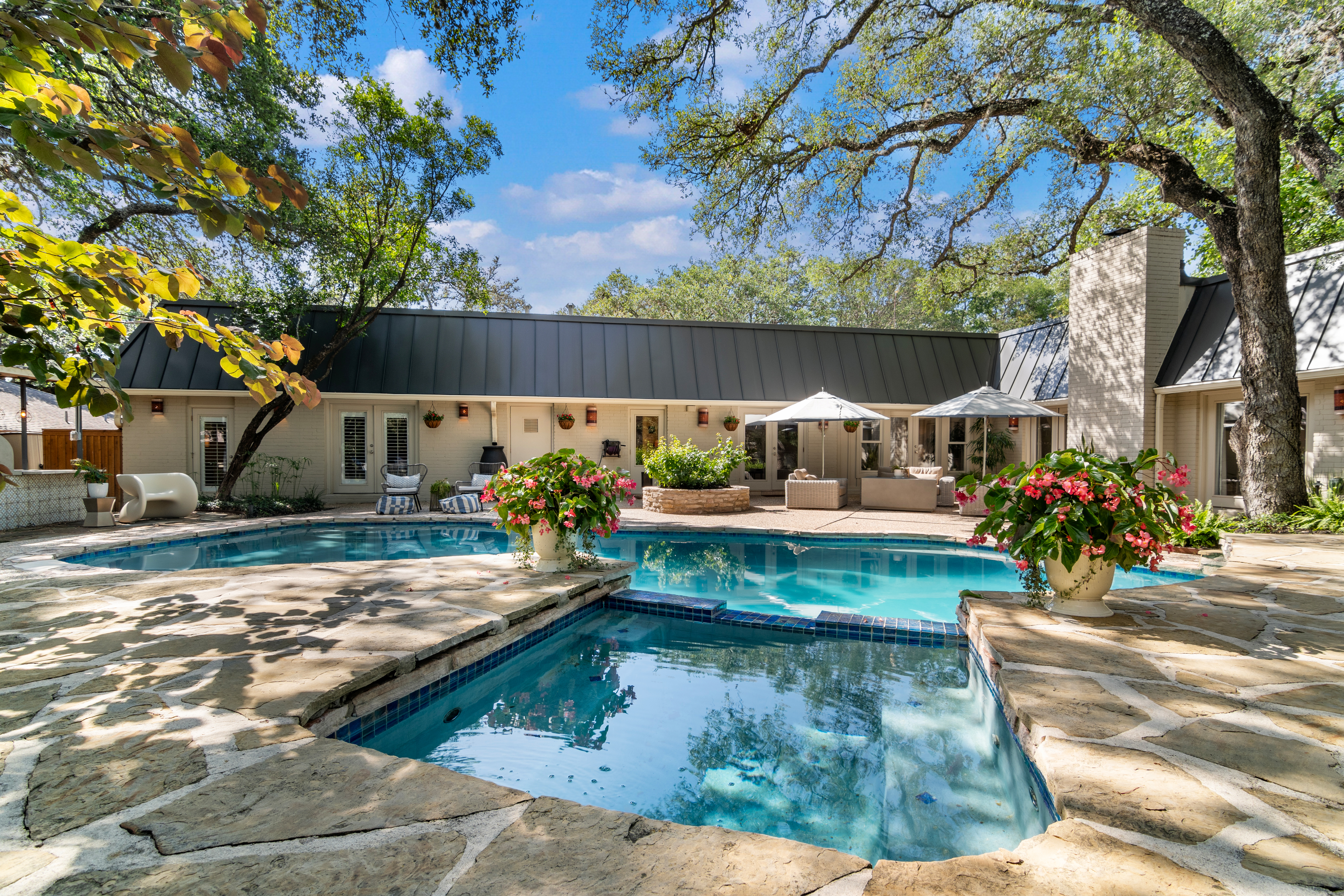  Private Oak-Shaded Estate in Castle Hills - 物件實景