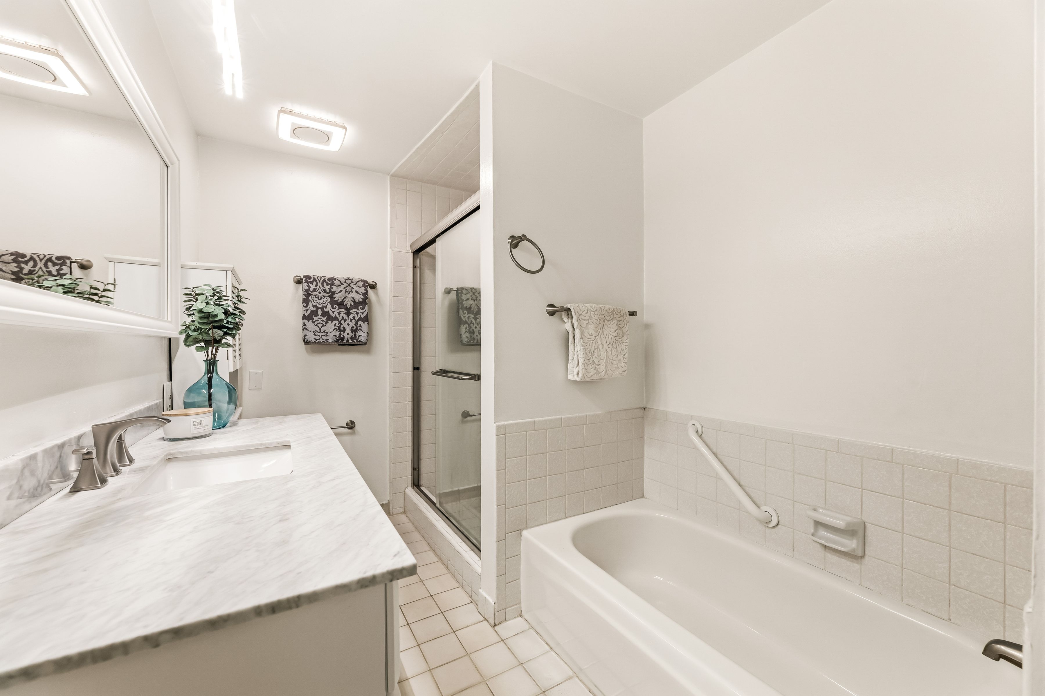  2320 S Bentley Ave - 物件實景