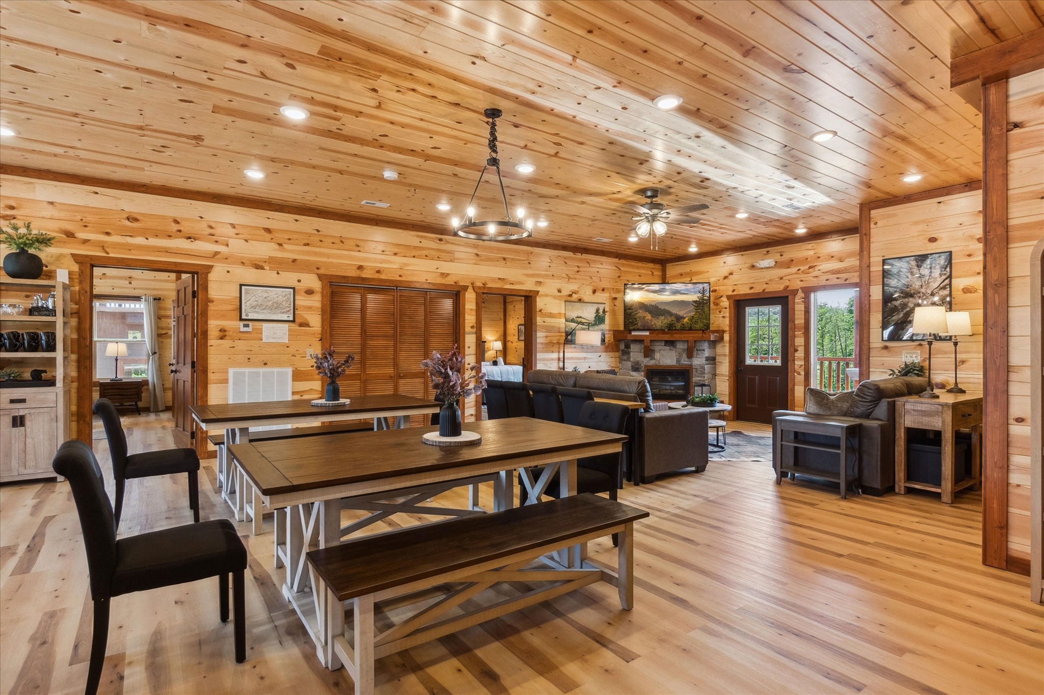 Sevierville, Tennessee, 37876, United States, 8 Bedrooms Bedrooms, ,9 BathroomsBathrooms,Residential,For Sale,1981124