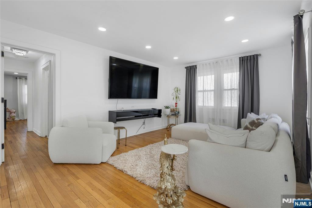 New Milford, New Jersey, 07646, United States, 2 Bedrooms Bedrooms, ,2 BathroomsBathrooms,Residential,For Sale,1948003