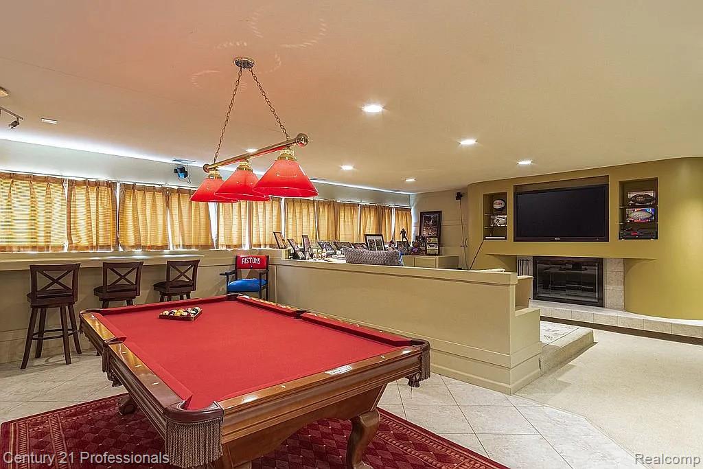 OrchardLake, Michigan, 48323, United States, 5 Bedrooms Bedrooms, ,5 BathroomsBathrooms,Residential,For Sale,1980200