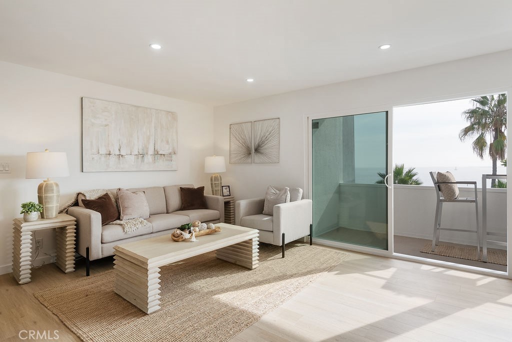 Long Beach, California, 90802, United States, 2 Bedrooms Bedrooms, ,2 BathroomsBathrooms,Residential,For Sale,1994707