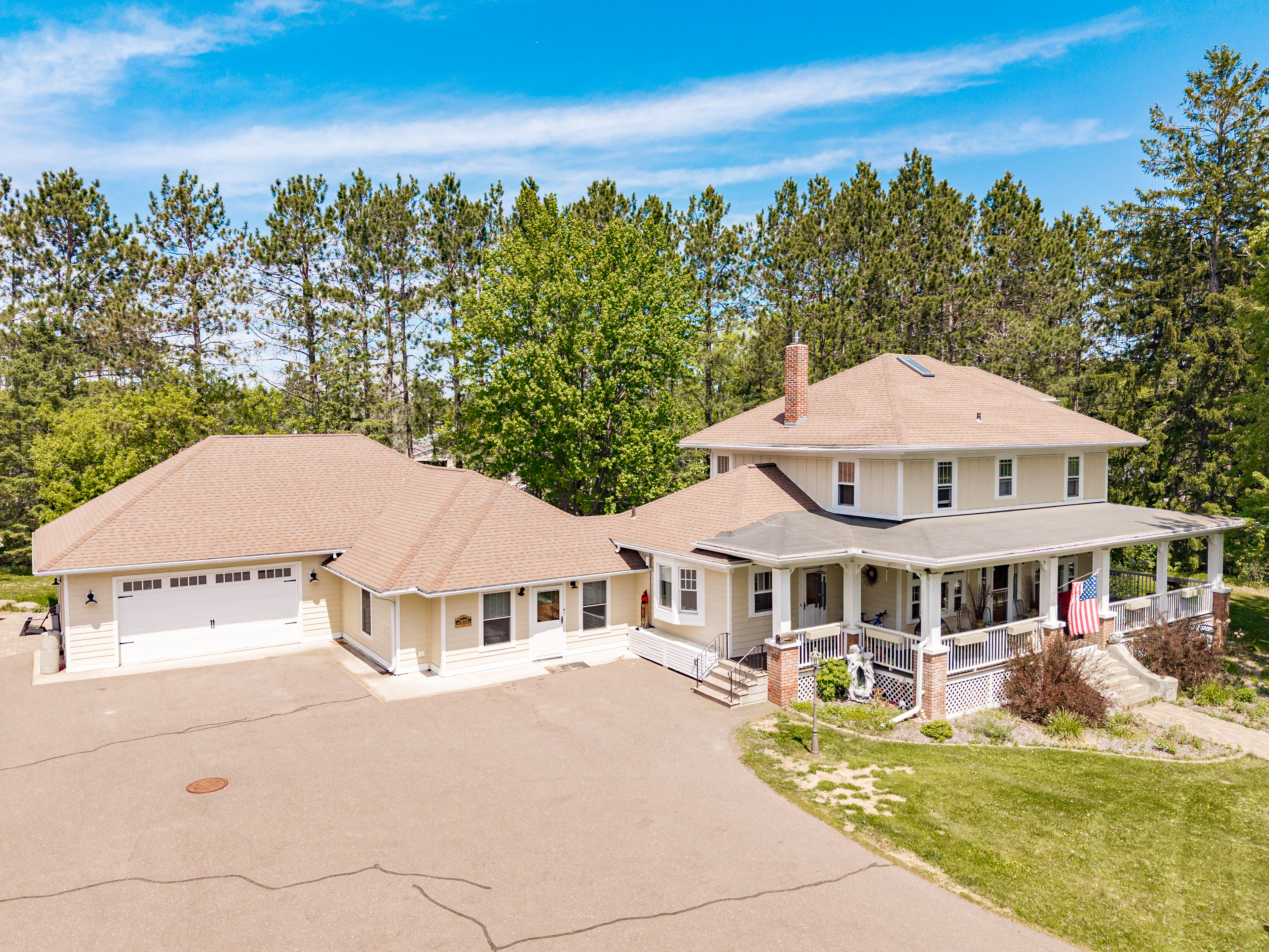  One-of-a-Kind Remodeled Estate With Vintage Charm - 物件實景