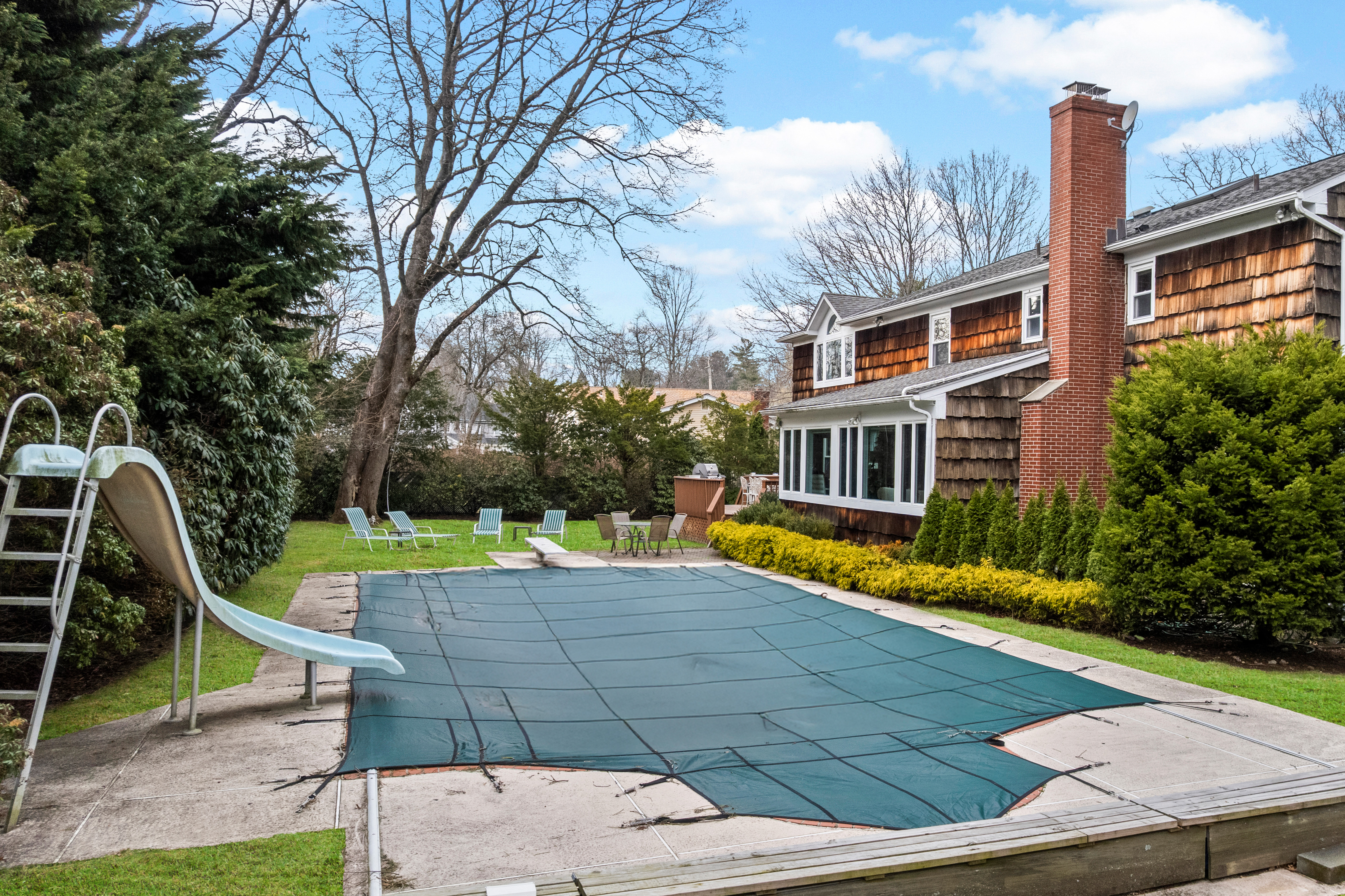 A beautiful, gracious colonial with a circular driveway. - 物件實景