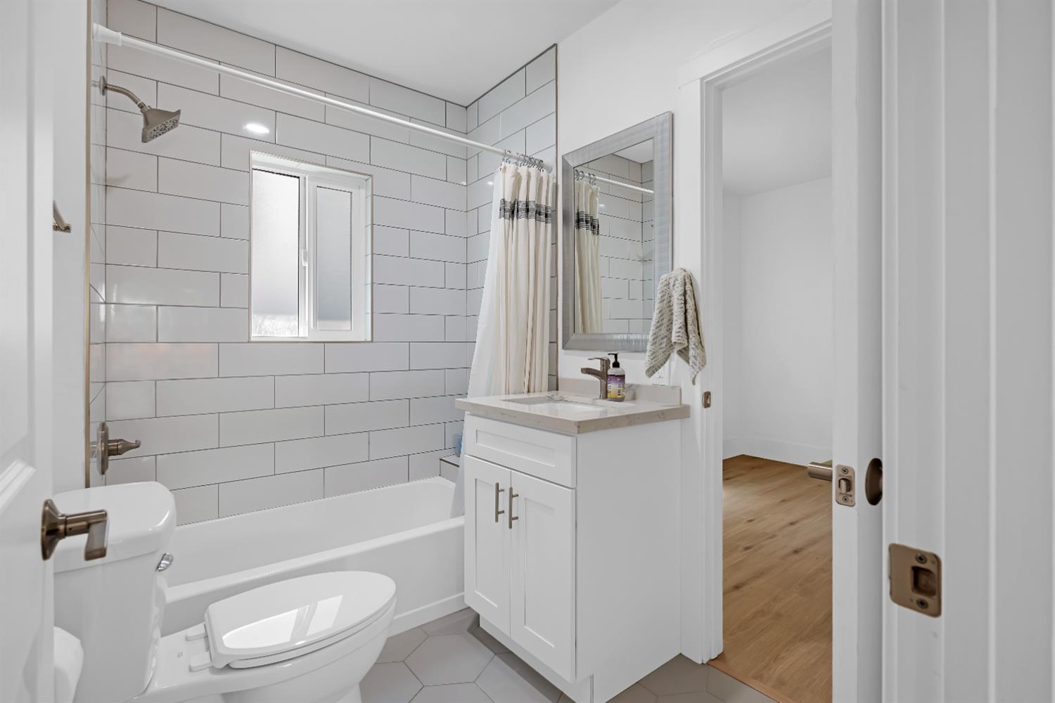 Sacramento, California, 95818, United States, 2 Bedrooms Bedrooms, ,1 BathroomBathrooms,Residential,For Sale,1975469