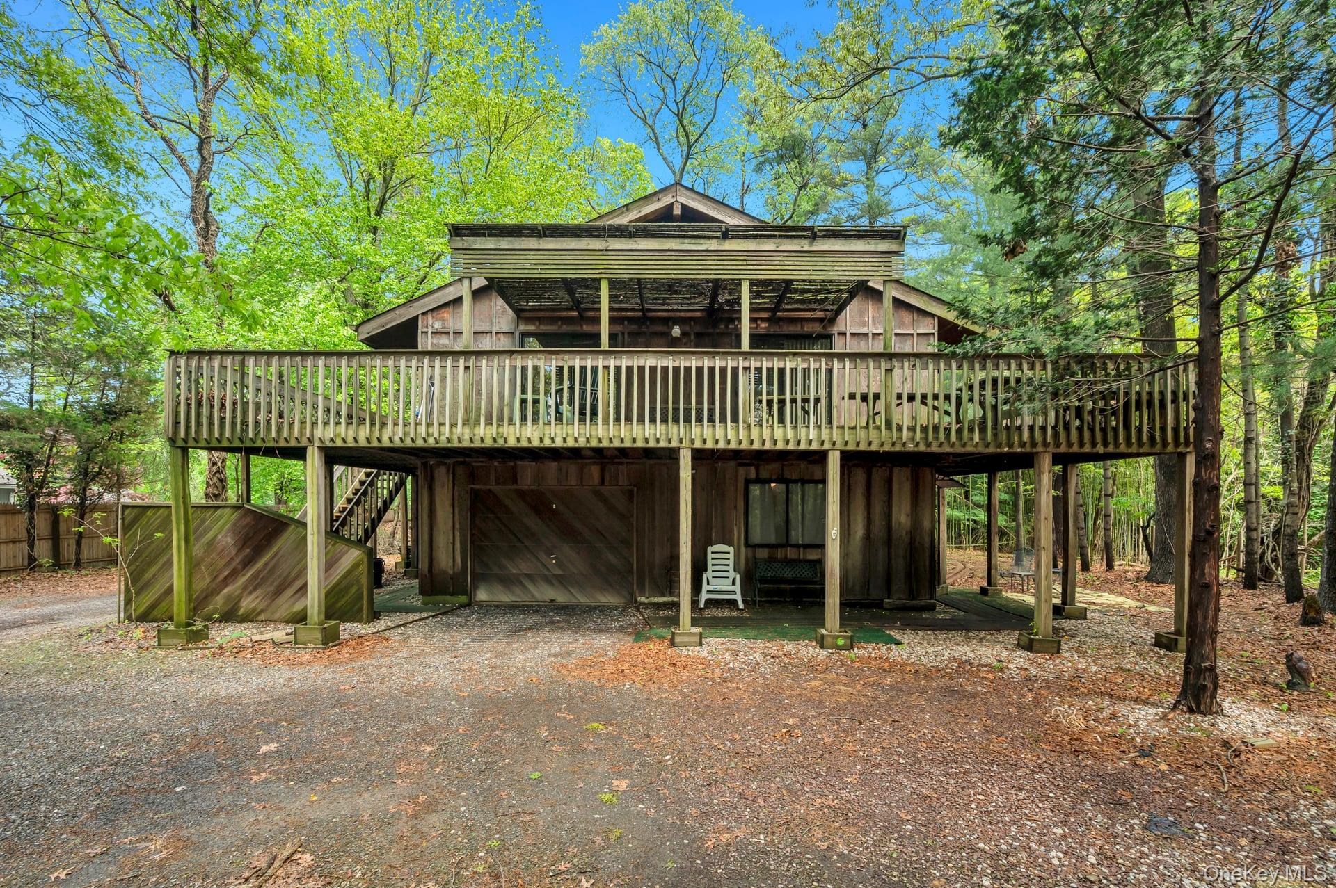 Gnarled Hollow Rd, East Setauket, NY 11733