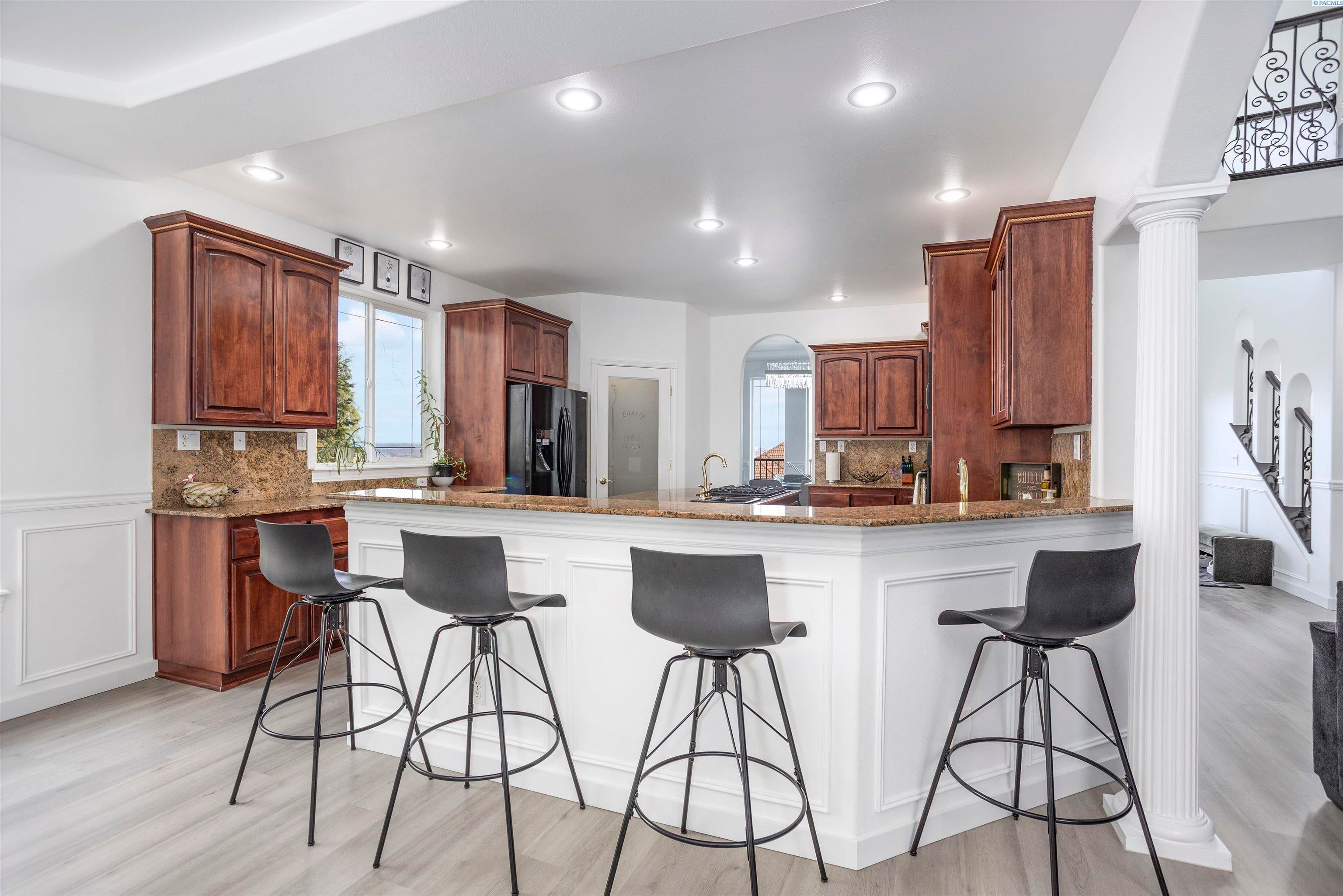 Richland, Washington, 99352, United States, 4 Bedrooms Bedrooms, ,4 BathroomsBathrooms,Residential,For Sale,1977070