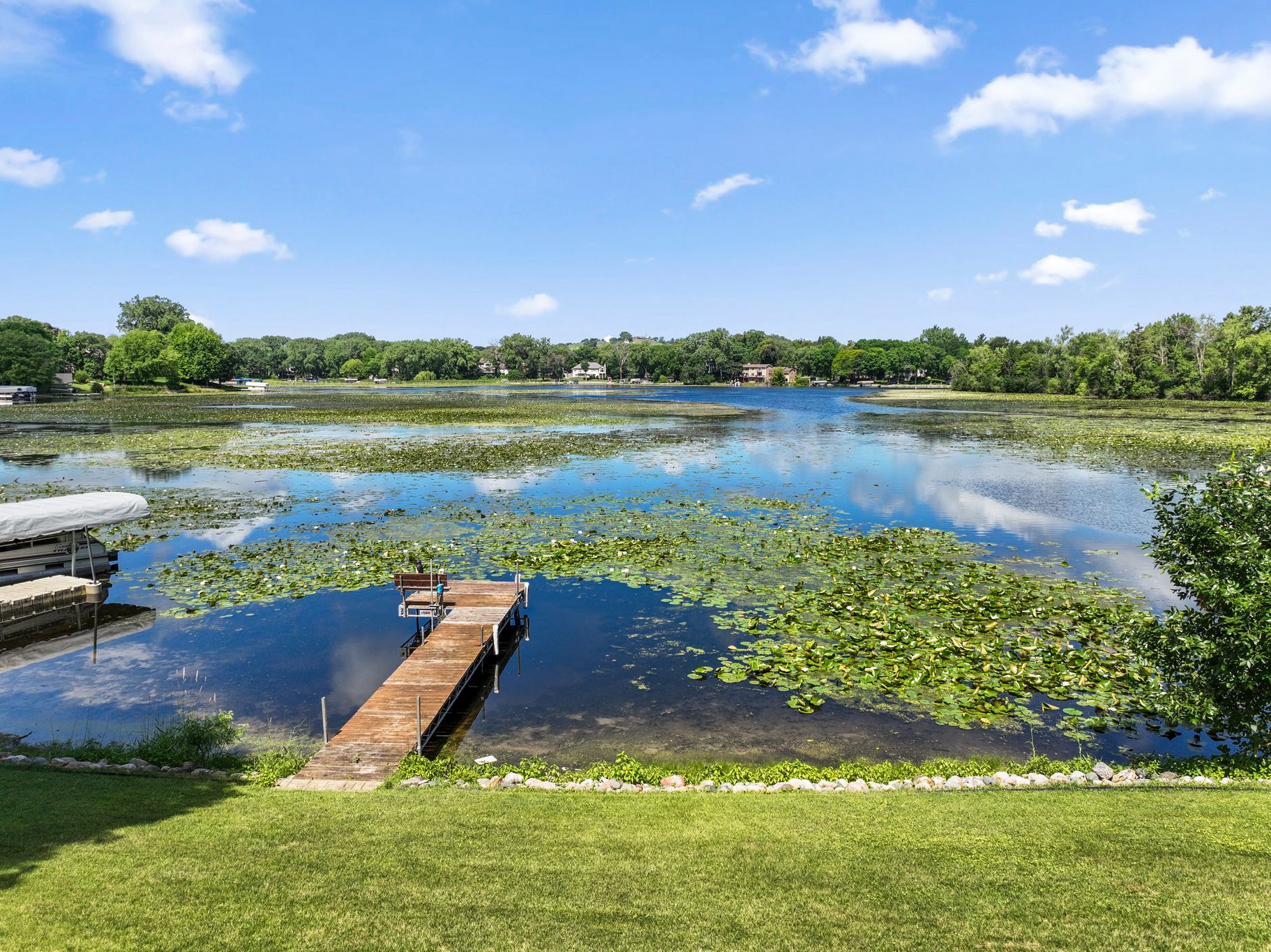  Exceptional Crystal Lake Retreat with Expansive Lakefront Living - 物件實景