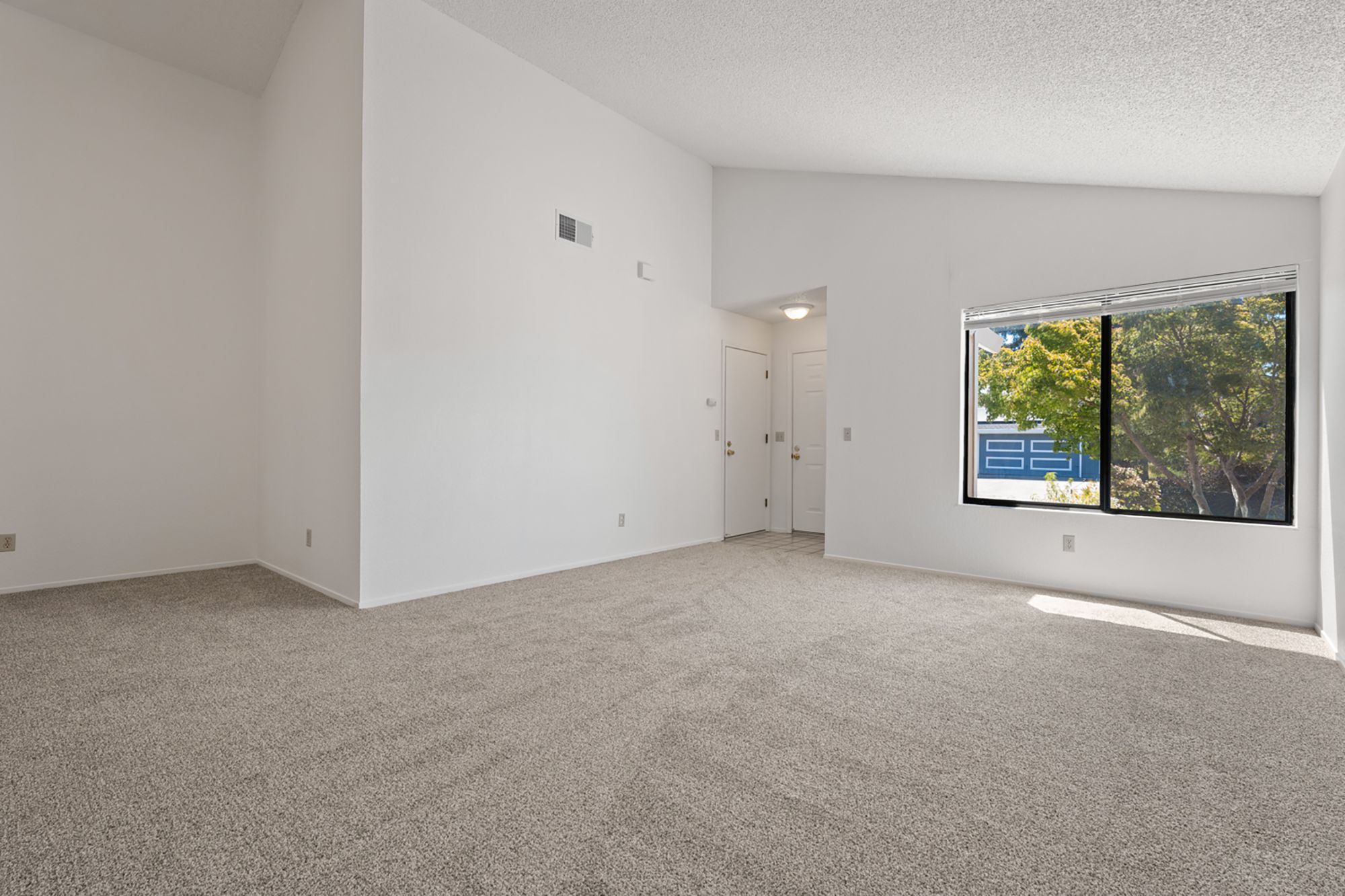  Single-level living + M Section location + owned solar + move-in ready - 物件實景