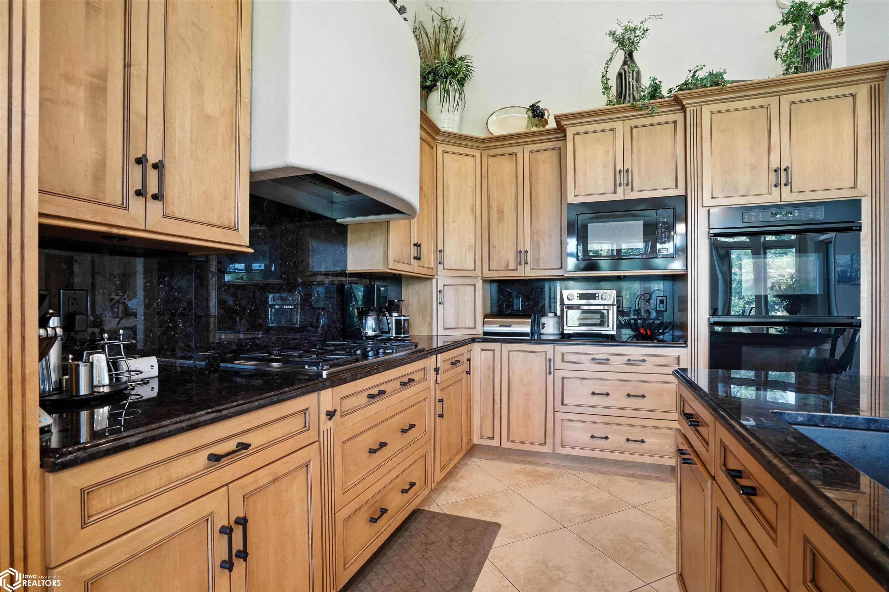 Burlington, Iowa, 52601, United States, 4 Bedrooms Bedrooms, ,5 BathroomsBathrooms,Residential,For Sale,1975547