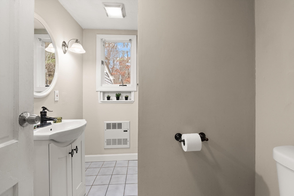 Dunstable, Massachusetts, 01827, United States, 4 Bedrooms Bedrooms, ,2 BathroomsBathrooms,Residential,For Sale,2001941