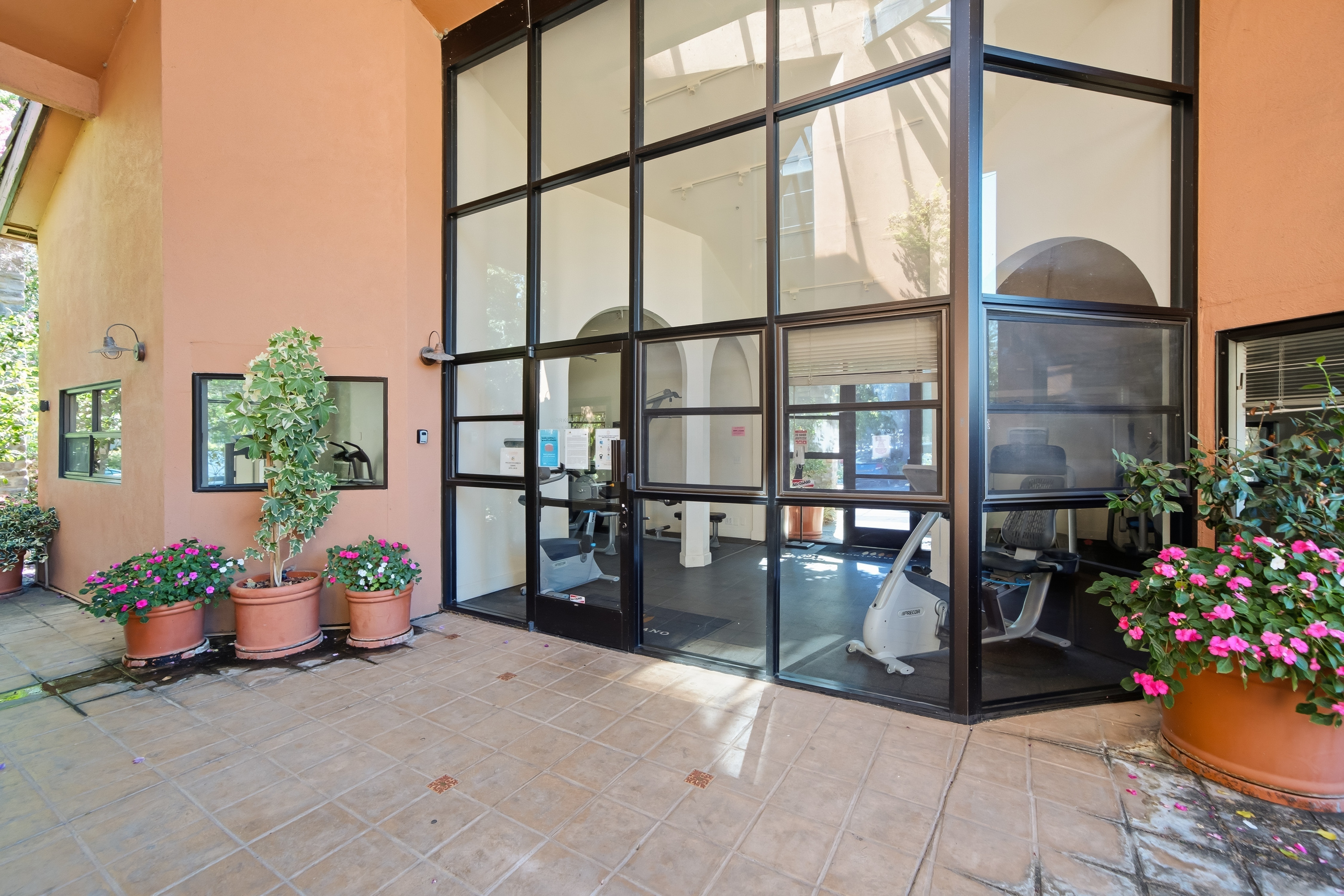  Beautifully Updated Top-Floor Living with Tranquil Courtyard Views - 物件實景