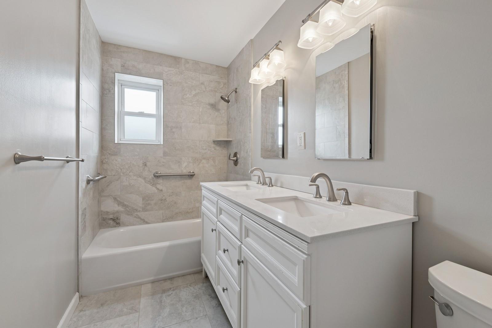 Bronx, New York, 10465, United States, 3 Bedrooms Bedrooms, ,2 BathroomsBathrooms,Residential,For Sale,1794216