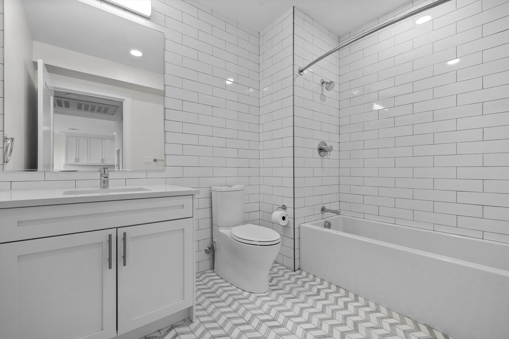 Boston, Massachusetts, 02128, United States, 2 Bedrooms Bedrooms, ,2 BathroomsBathrooms,Residential,For Sale,1929119