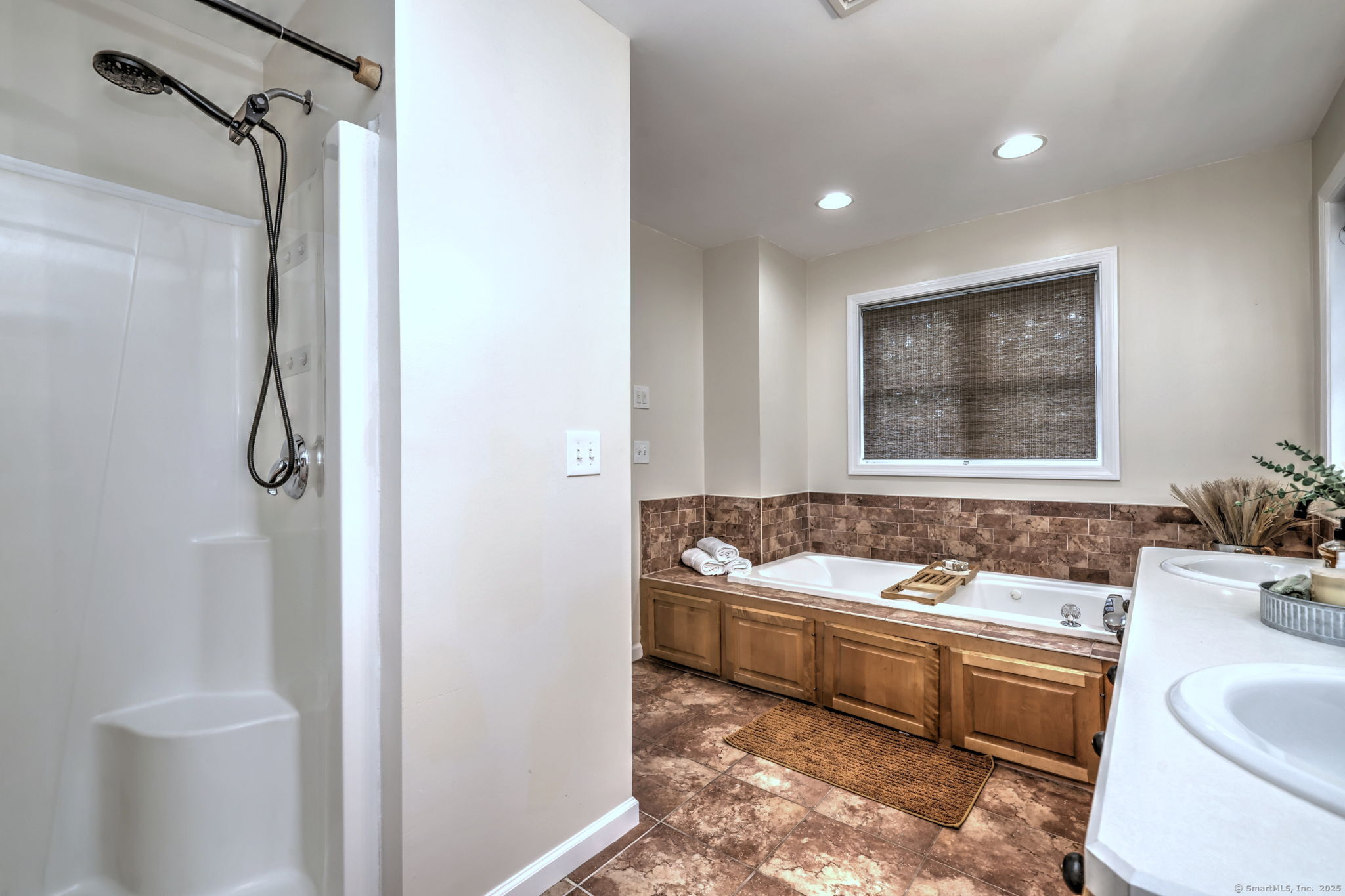 Shelton, Connecticut, 06484, United States, 4 Bedrooms Bedrooms, ,4 BathroomsBathrooms,Residential,For Sale,2001799