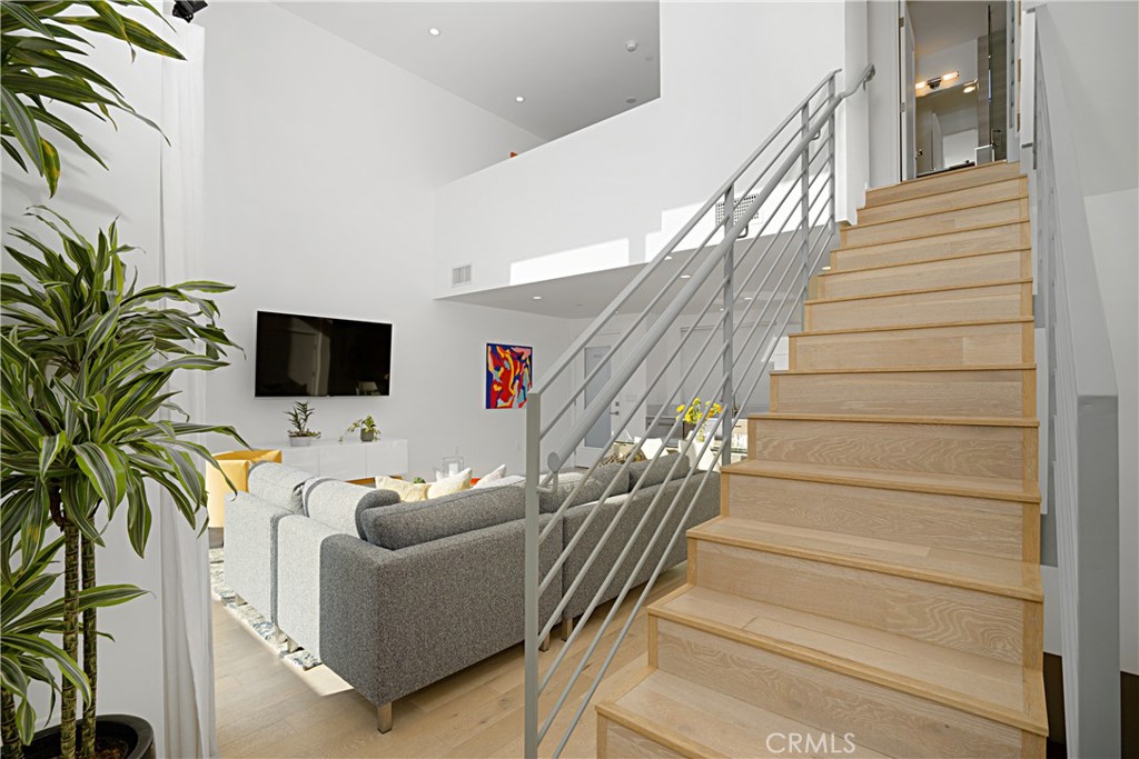 Los Angeles, California, 90019, United States, 2 Bedrooms Bedrooms, ,3 BathroomsBathrooms,Residential,For Sale,1990978