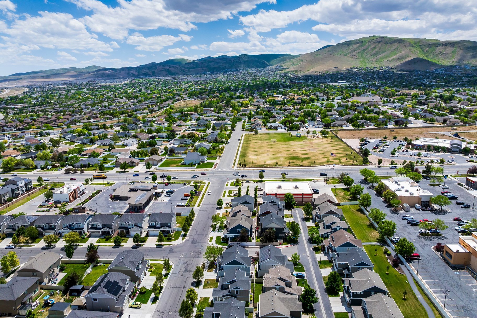  Walk to Shops, Cafés & Mountain View Village — Fully Finished Herriman Two-Story - 物件實景