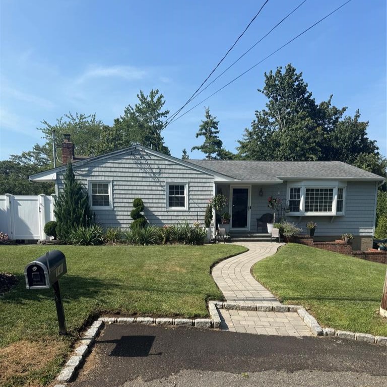 Ronkonkoma, New York, 11779, United States, 4 Bedrooms Bedrooms, ,2 BathroomsBathrooms,Residential,For Sale,1906484