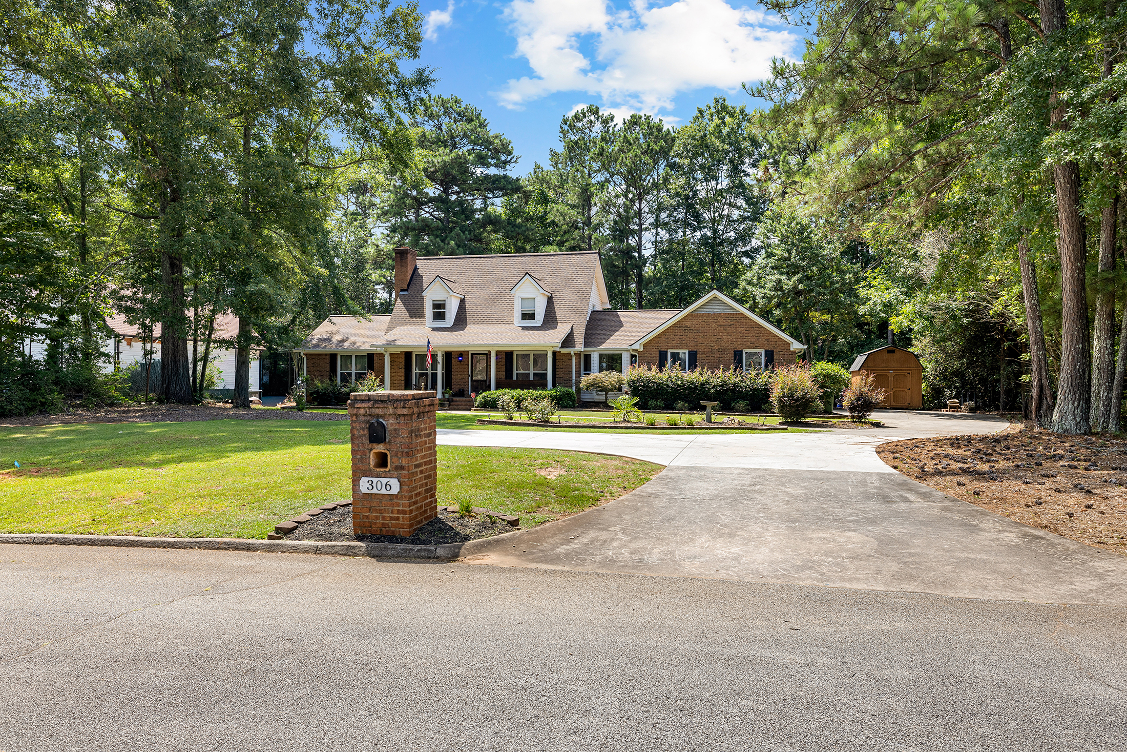  Beautiful Home with Backyard Retreat in Hillandale - 物件實景
