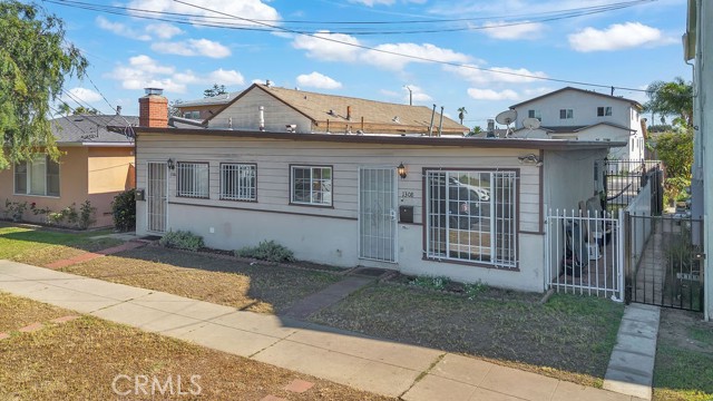 Los Angeles, California, 90044, United States, 4 Bedrooms Bedrooms, ,Residential,For Sale,2040182