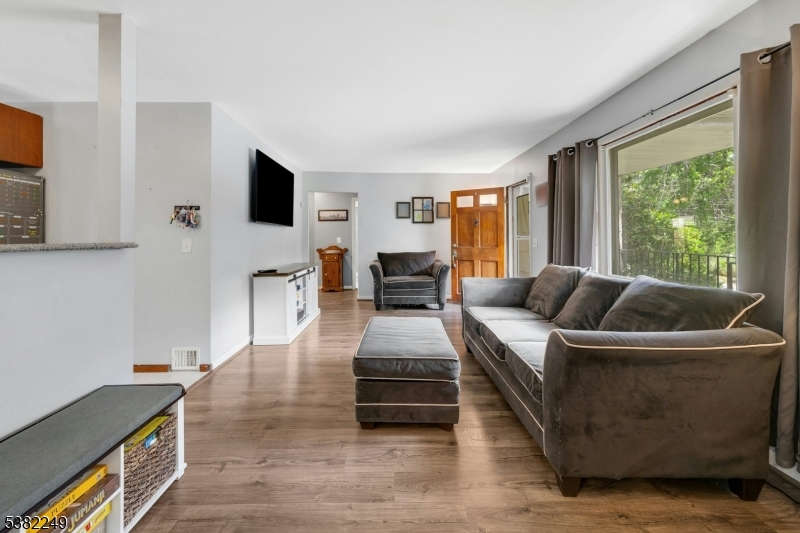 Rockaway Twp., New Jersey, 07866, United States, 3 Bedrooms Bedrooms, ,1 BathroomBathrooms,Residential,For Sale,1940622