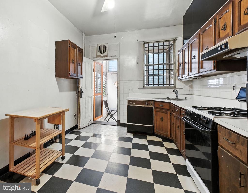 Washington, District of Columbia, 20003, United States, 3 Bedrooms Bedrooms, ,1 BathroomBathrooms,Residential,For Sale,1944860