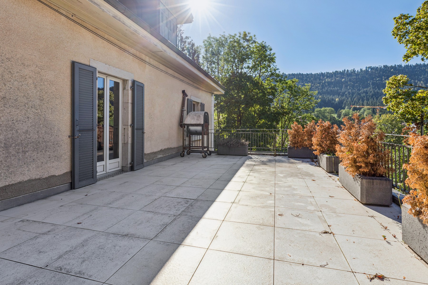  Elegant mansion comprising 3 apartments, with 2 horse stalls and 3 enclosed gara - 物件實景