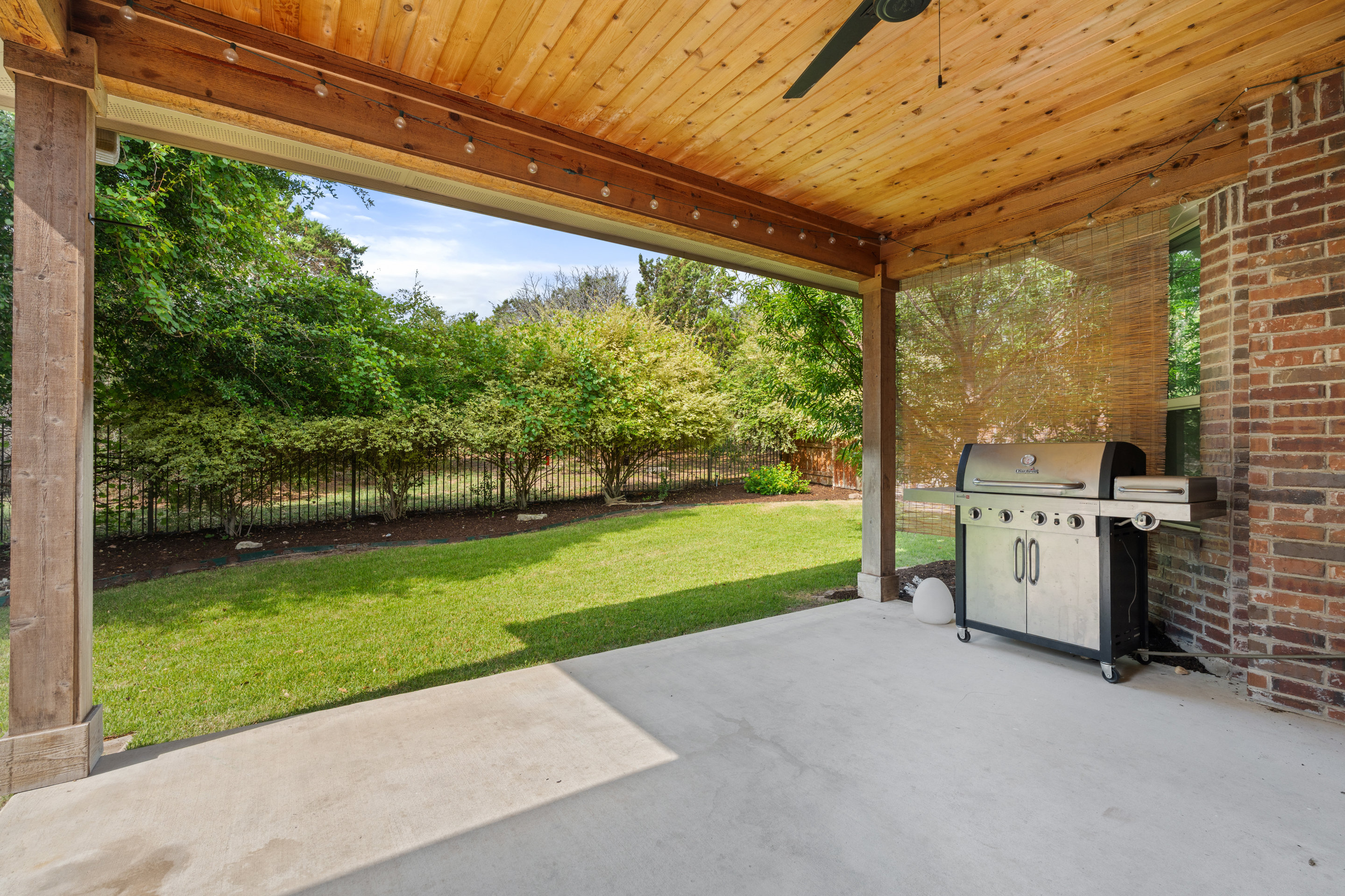  Beautifully Updated on a Prime Greenbelt Lot - 物件實景
