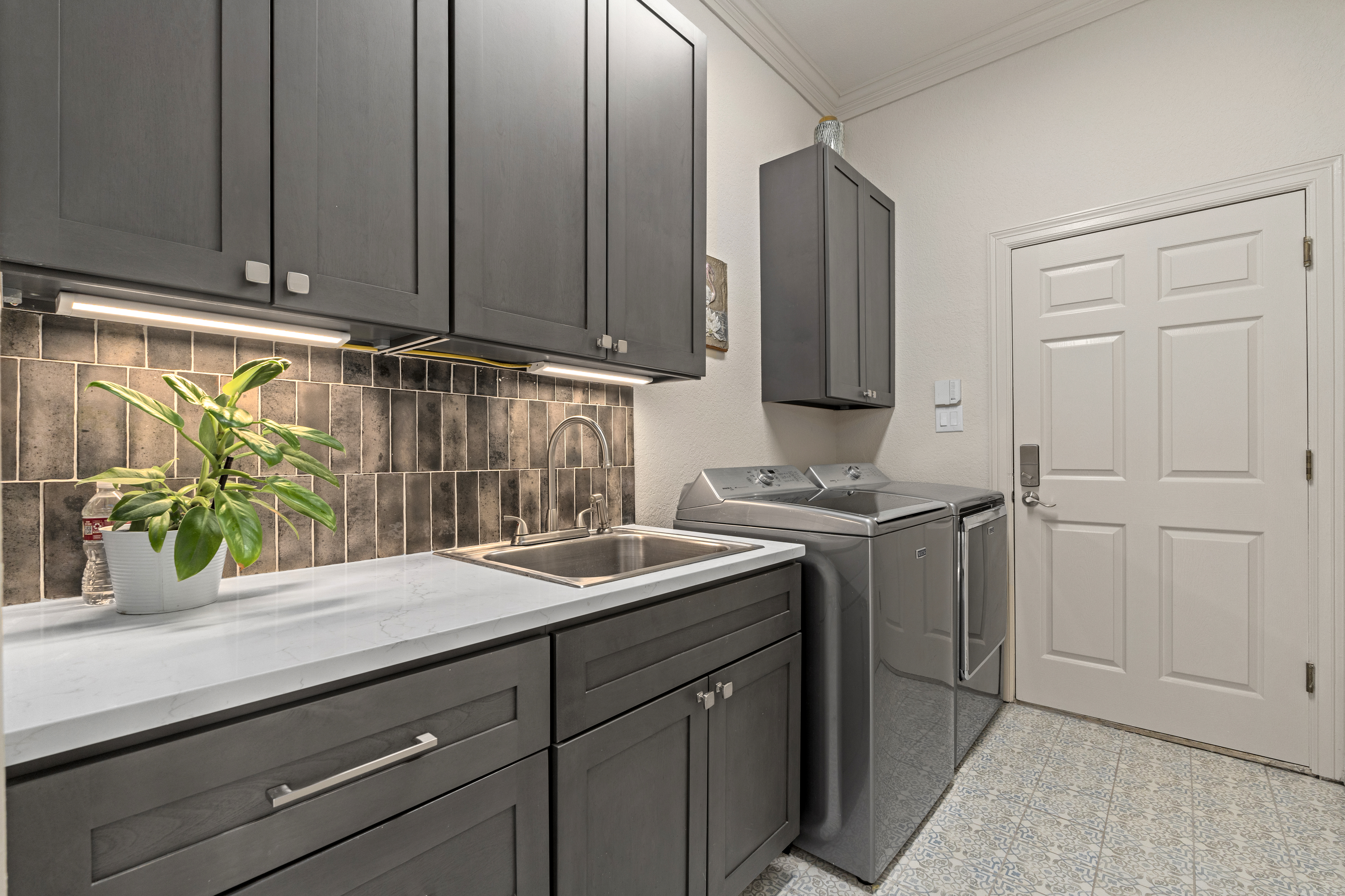  Updated Home with Captivating Interior Features - 物件實景