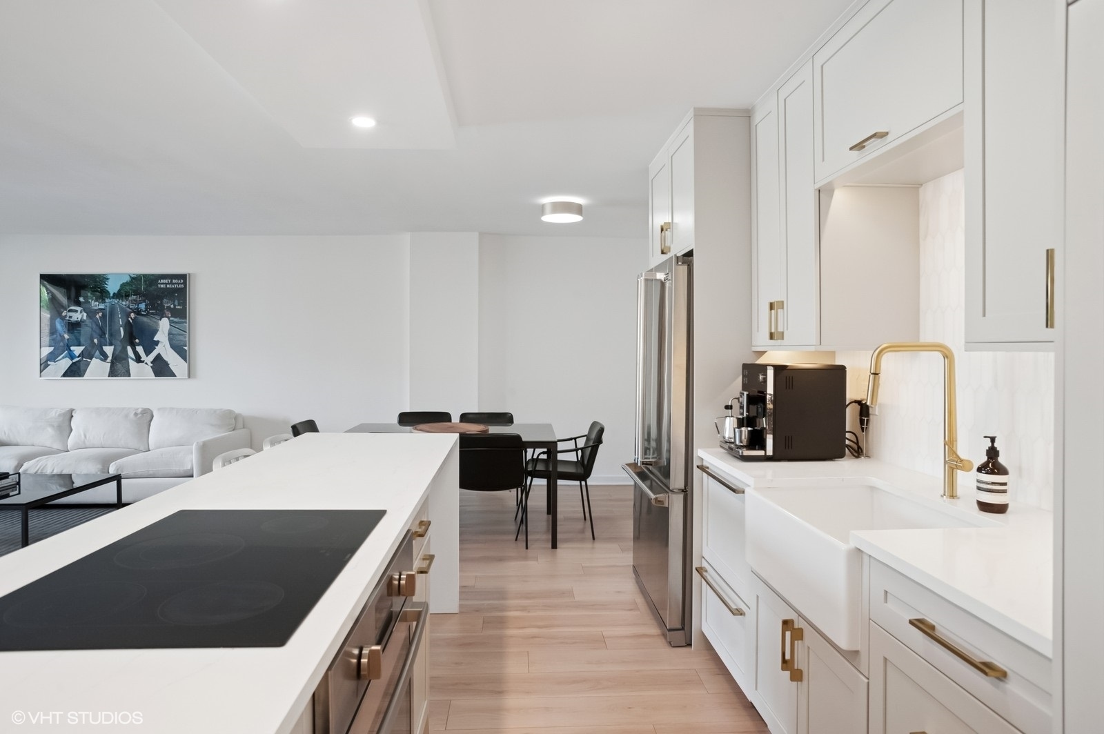 Chicago, Illinois, 60610, United States, 2 Bedrooms Bedrooms, ,2 BathroomsBathrooms,Residential,For Sale,1927209