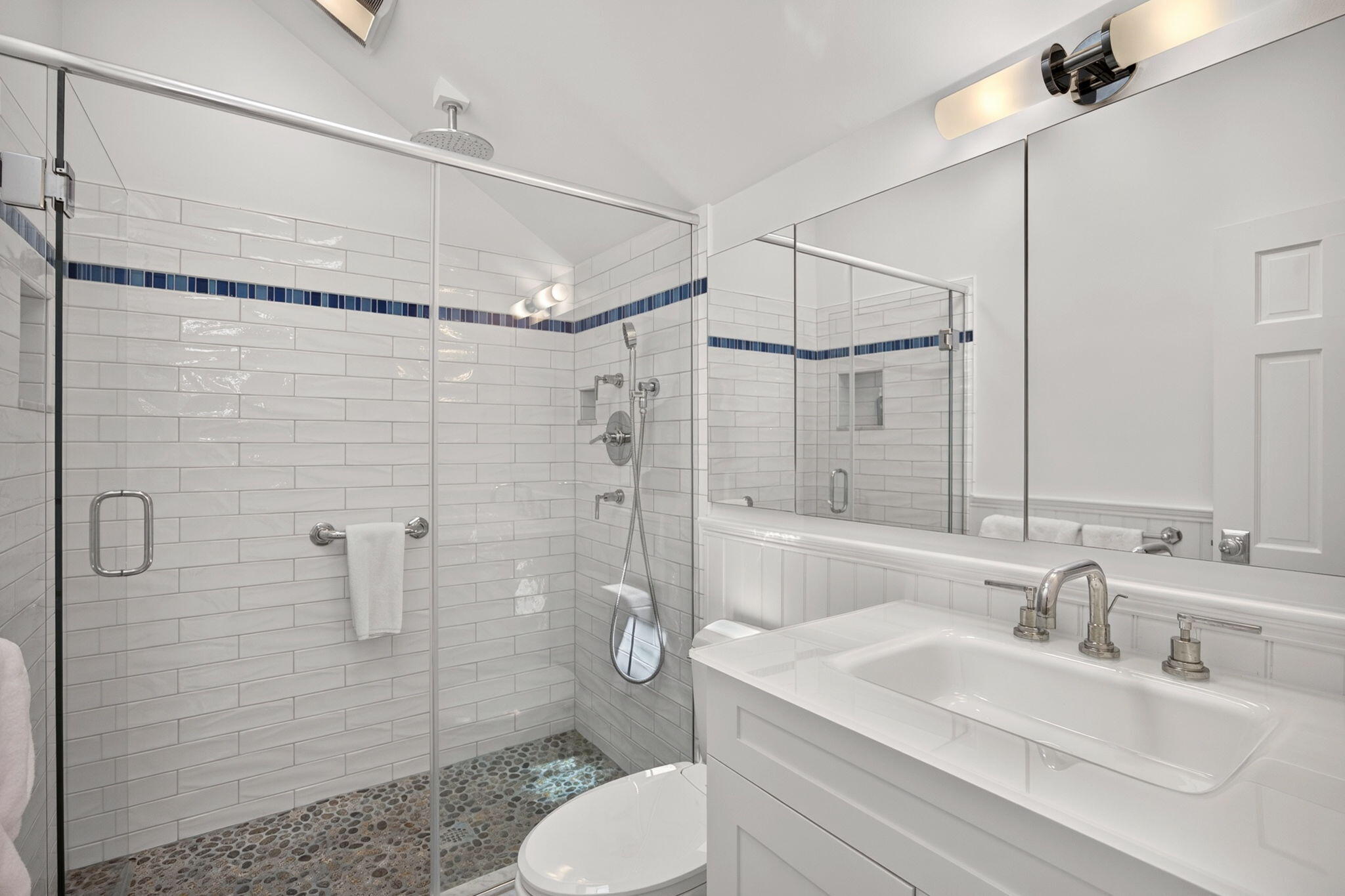  West End Elegance with Water Views, Private Gardens & Two-Car Parking - 物件實景