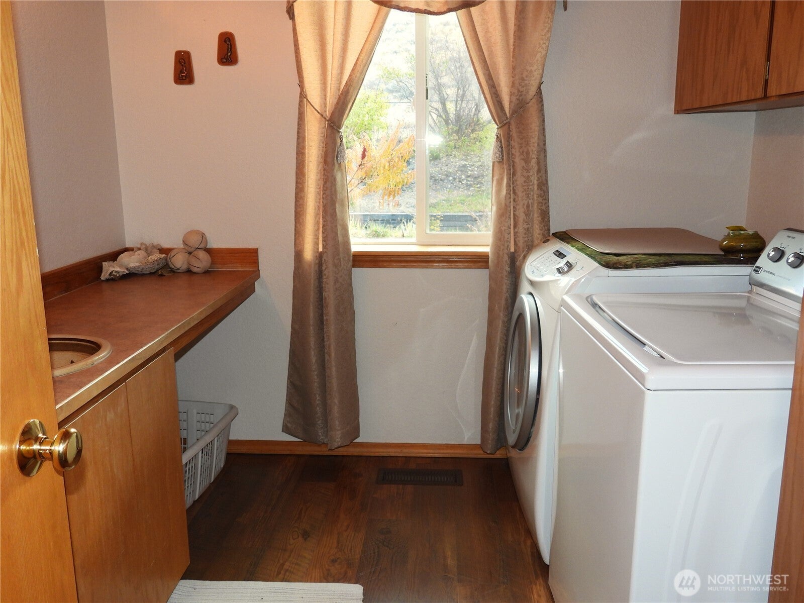 Tonasket, Washington, 98855, United States, 3 Bedrooms Bedrooms, ,2 BathroomsBathrooms,Residential,For Sale,2001750