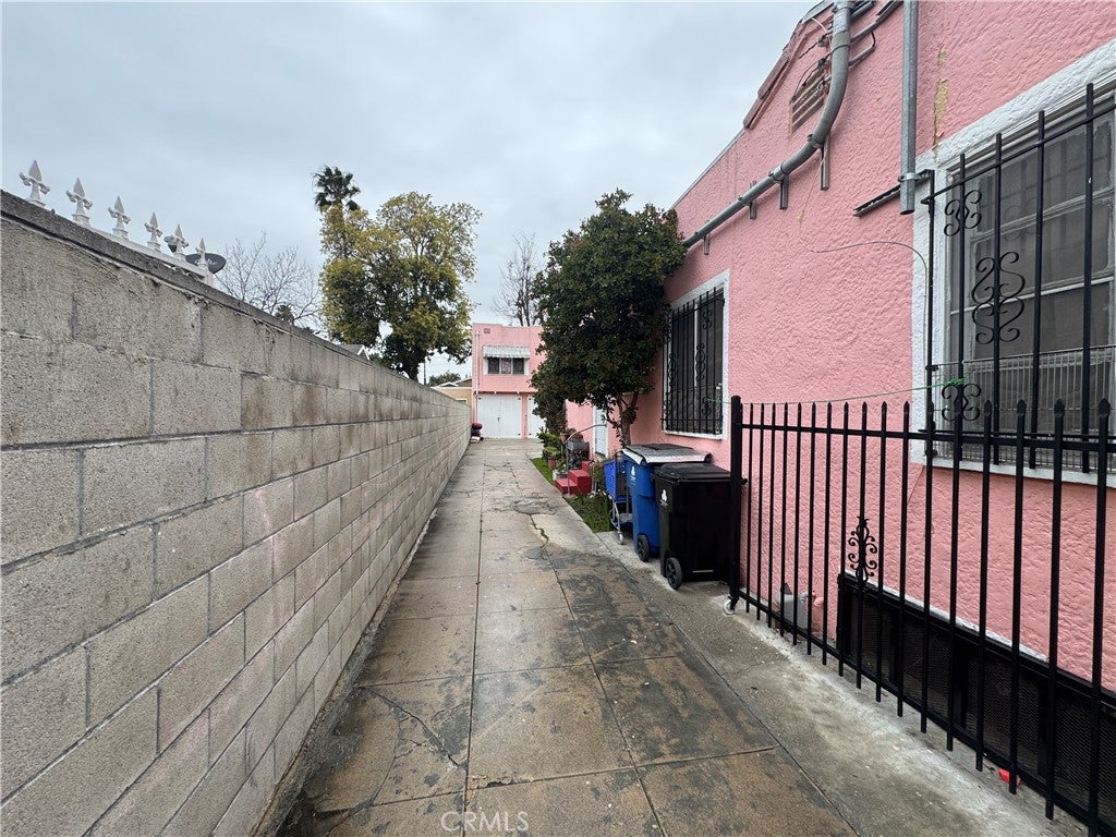 Los Angeles, California, 90037, United States, ,Residential,For Sale,2006199