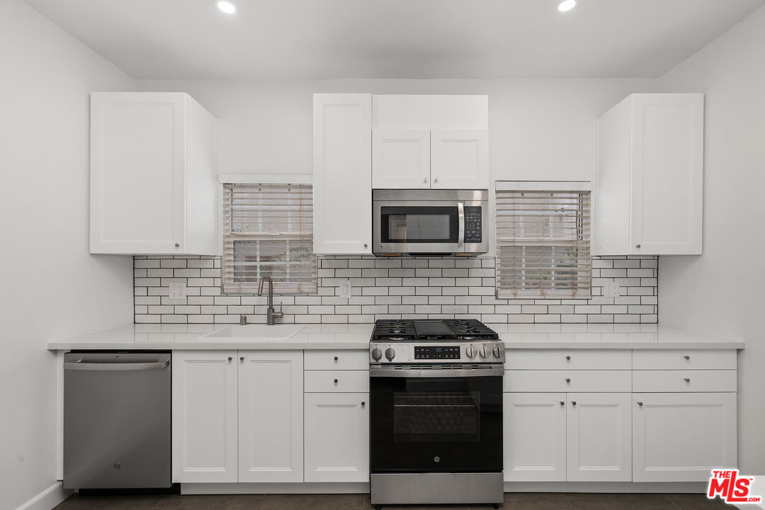 Los Angeles, California, 90019, United States, 6 Bedrooms Bedrooms, ,Residential,For Sale,1908523