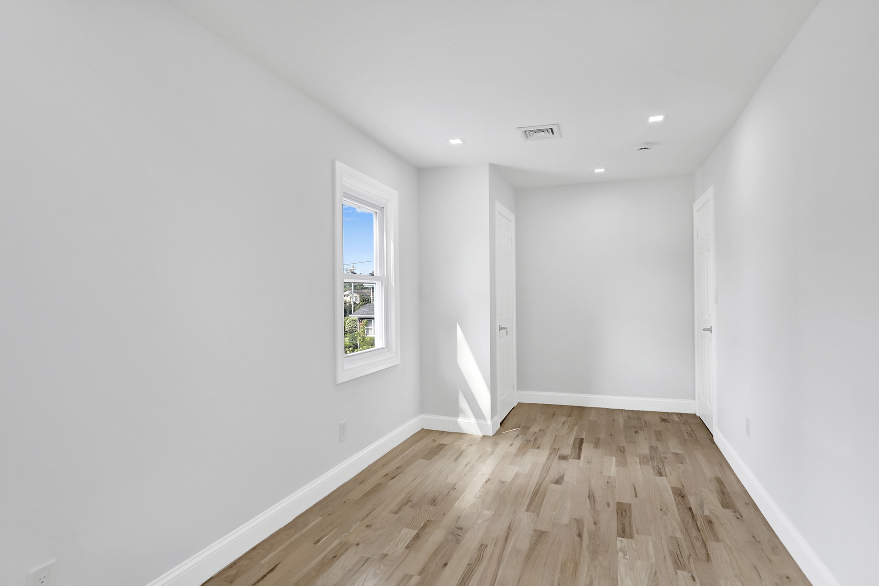 Oceanside, New York, 11572, United States, 5 Bedrooms Bedrooms, ,3 BathroomsBathrooms,Residential,For Sale,1914667