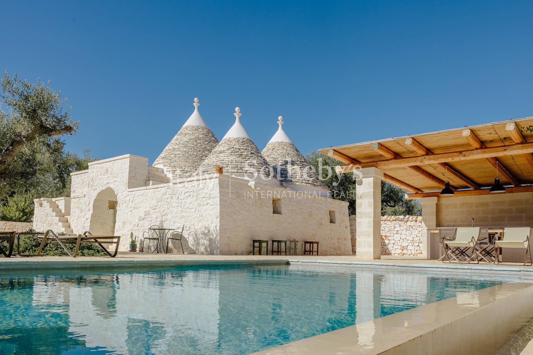  Exclusive estate among the olive trees in the Valle d