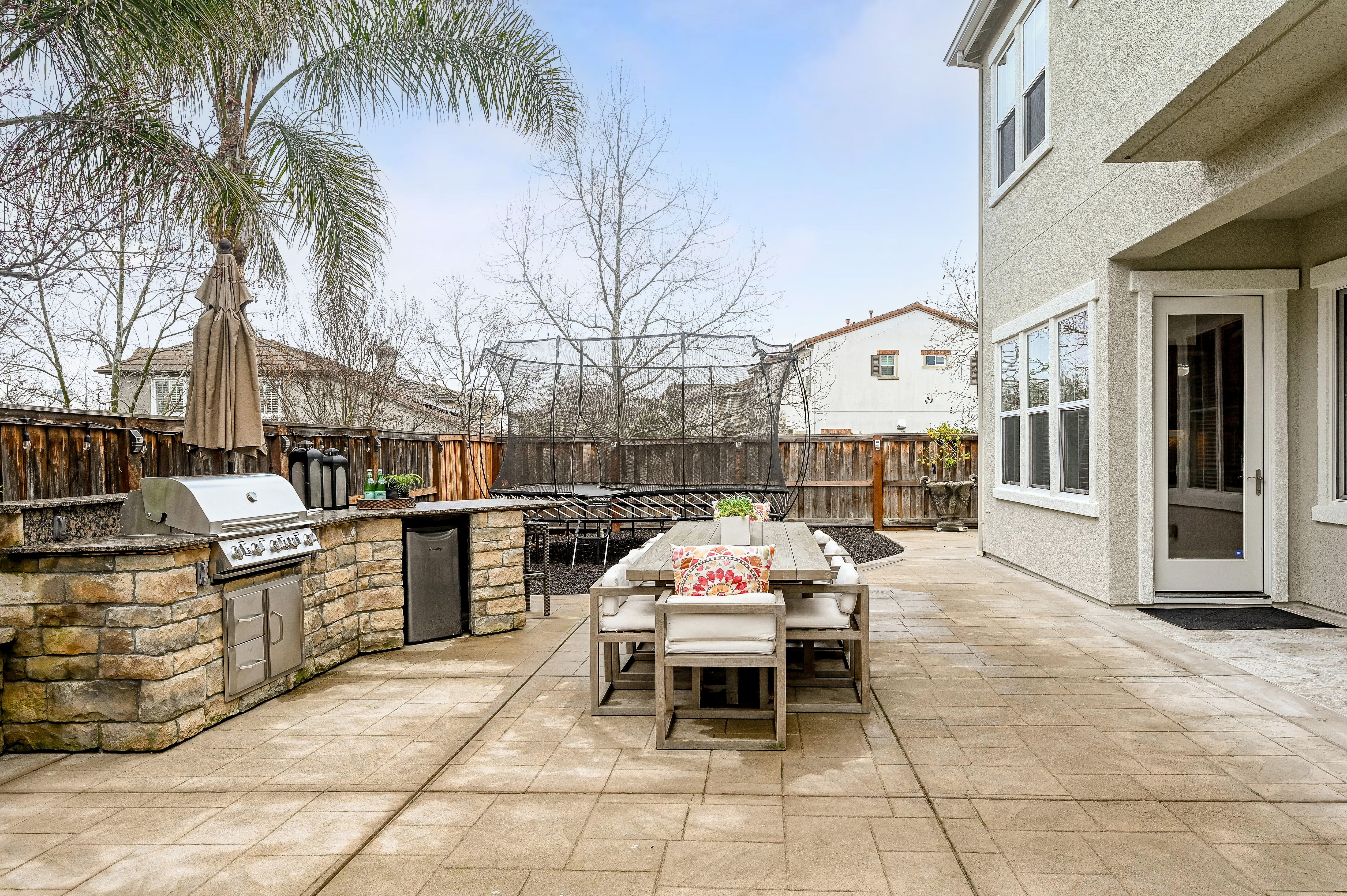  Stunning Monterosso Estate on Private Court with Designer Indoor-Outdoor Living - 物件實景