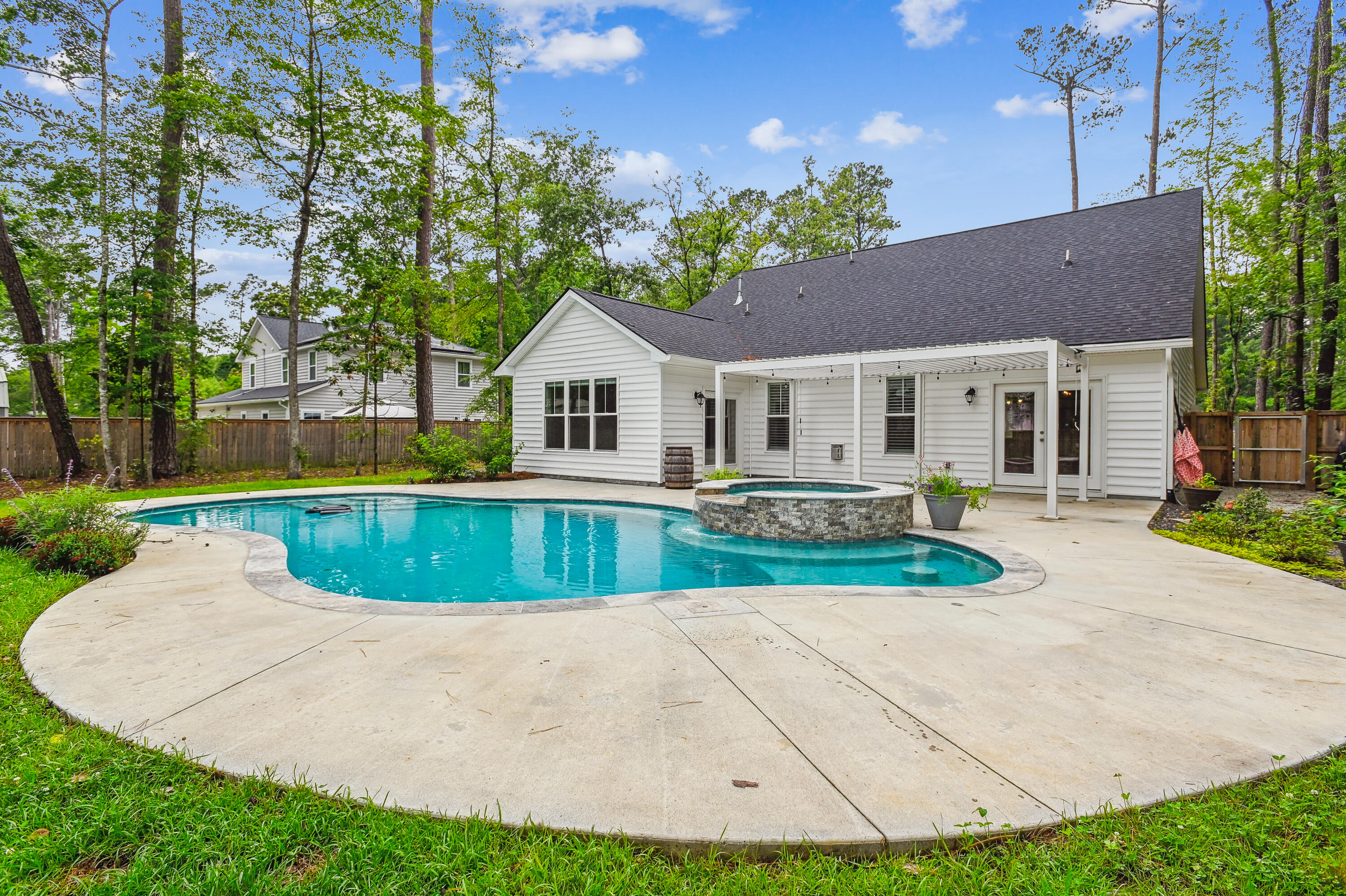 Summerville, South Carolina, 29483, United States, 4 Bedrooms Bedrooms, ,4 BathroomsBathrooms,Residential,For Sale,1897286