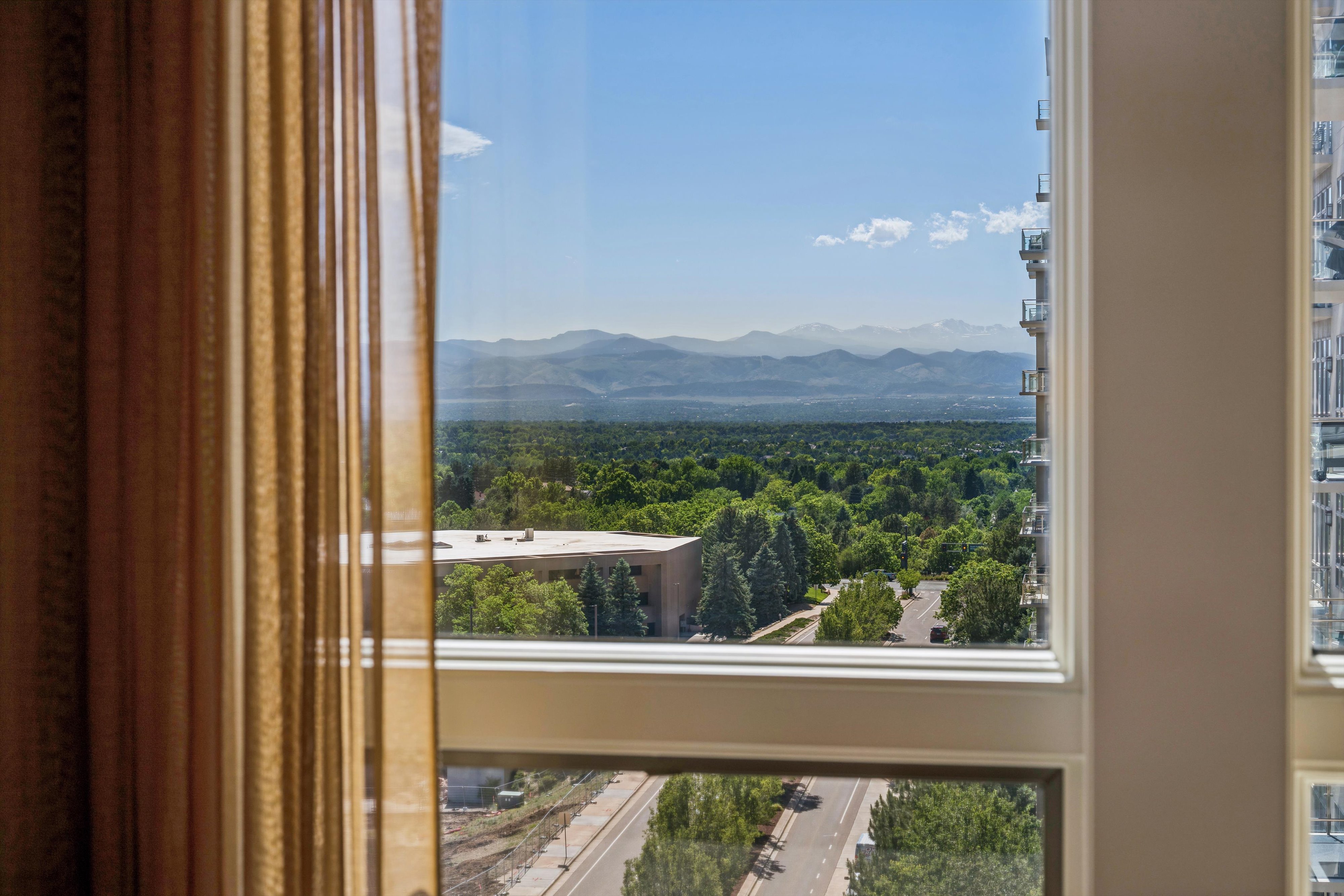  Fantastic 2 Bed/2 Bath End Unit Offering Panoramic Views - 物件實景