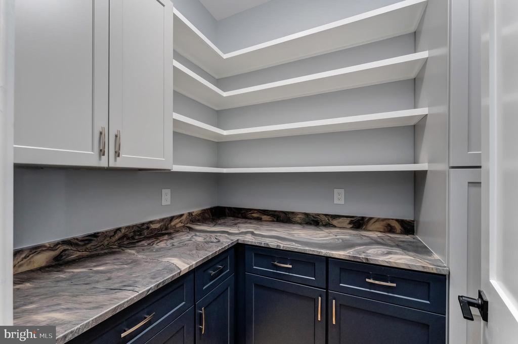 Herndon, Virginia, 20170, United States, 6 Bedrooms Bedrooms, ,6 BathroomsBathrooms,Residential,For Sale,1941281