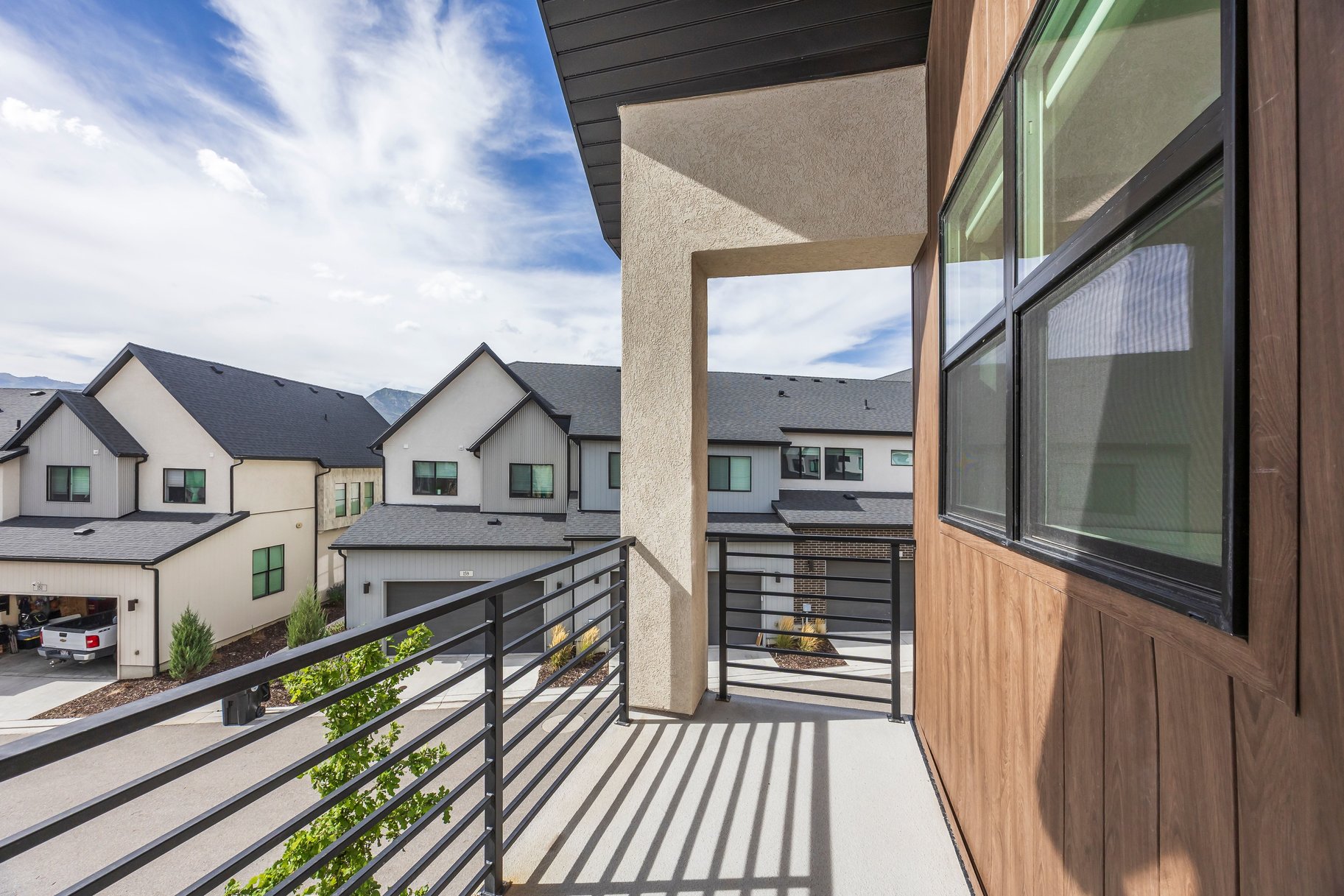  Rare Row-End Townhome - 物件實景