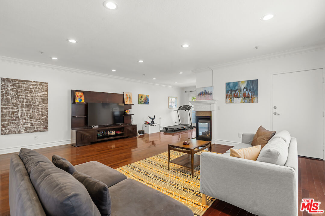 Los Angeles, California, 90049, United States, 3 Bedrooms Bedrooms, ,3 BathroomsBathrooms,Residential,For Sale,1885770