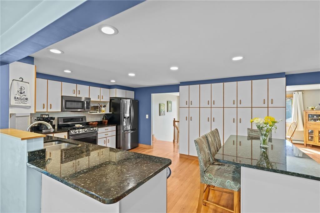 North Kingstown, Rhode Island, 02852, United States, 3 Bedrooms Bedrooms, ,4 BathroomsBathrooms,Residential,For Sale,1973997